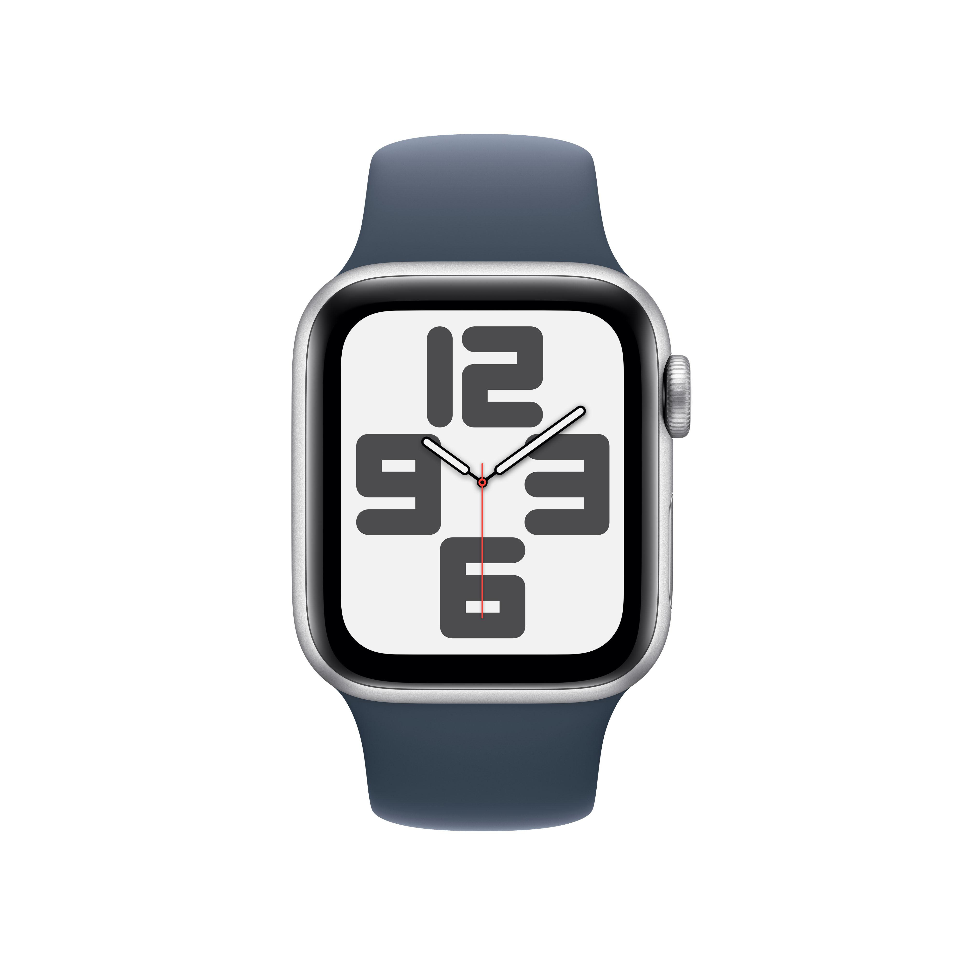 Silberne Apple Watch mit blauem Armband, die eine Digitaluhr mit großen schwarzen Zahlen auf weißem Hintergrund zeigt.