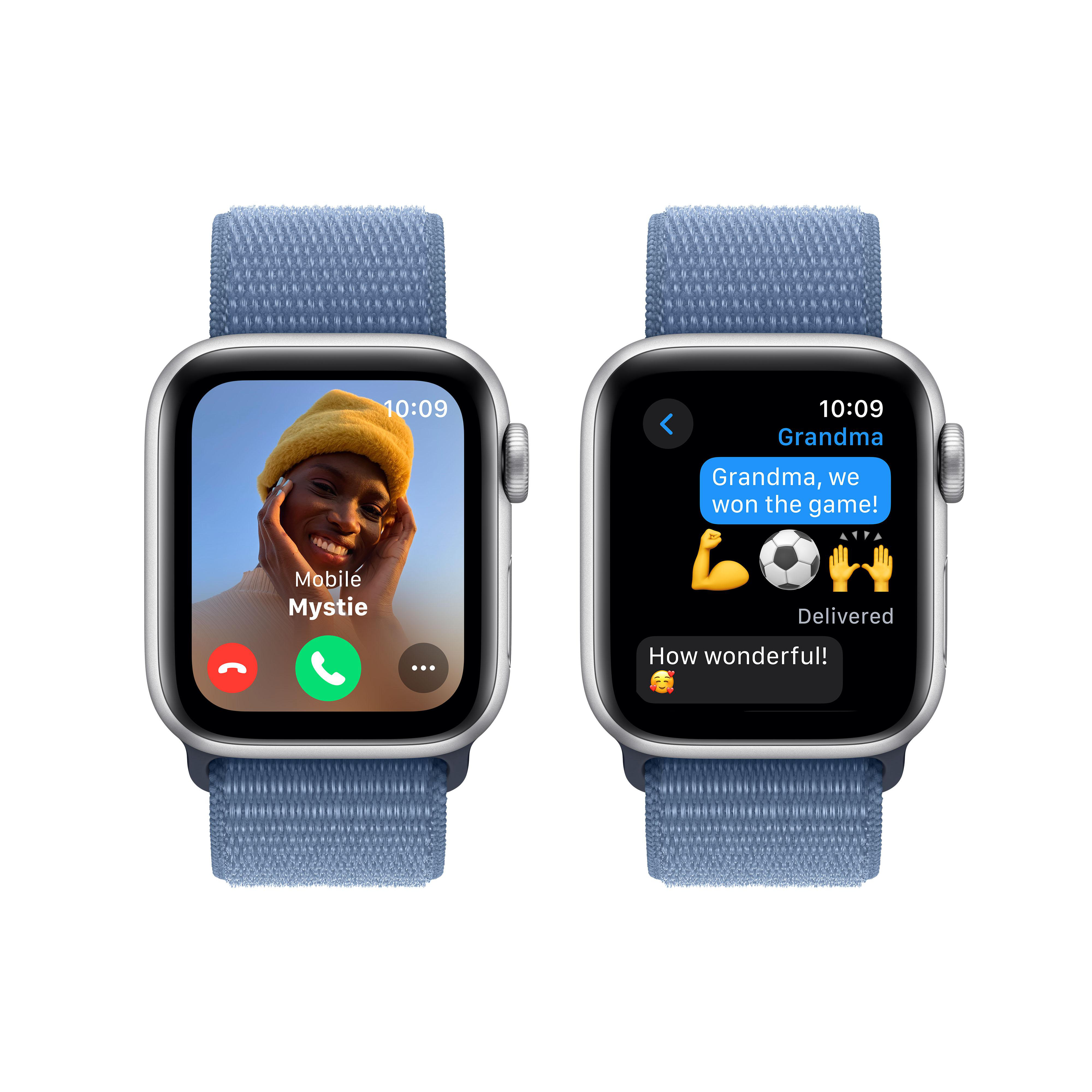Zwei Apple Watches zeigen einen Anrufbildschirm und einen Nachrichten-Thread mit Fußball- und Muskel-Emojis.