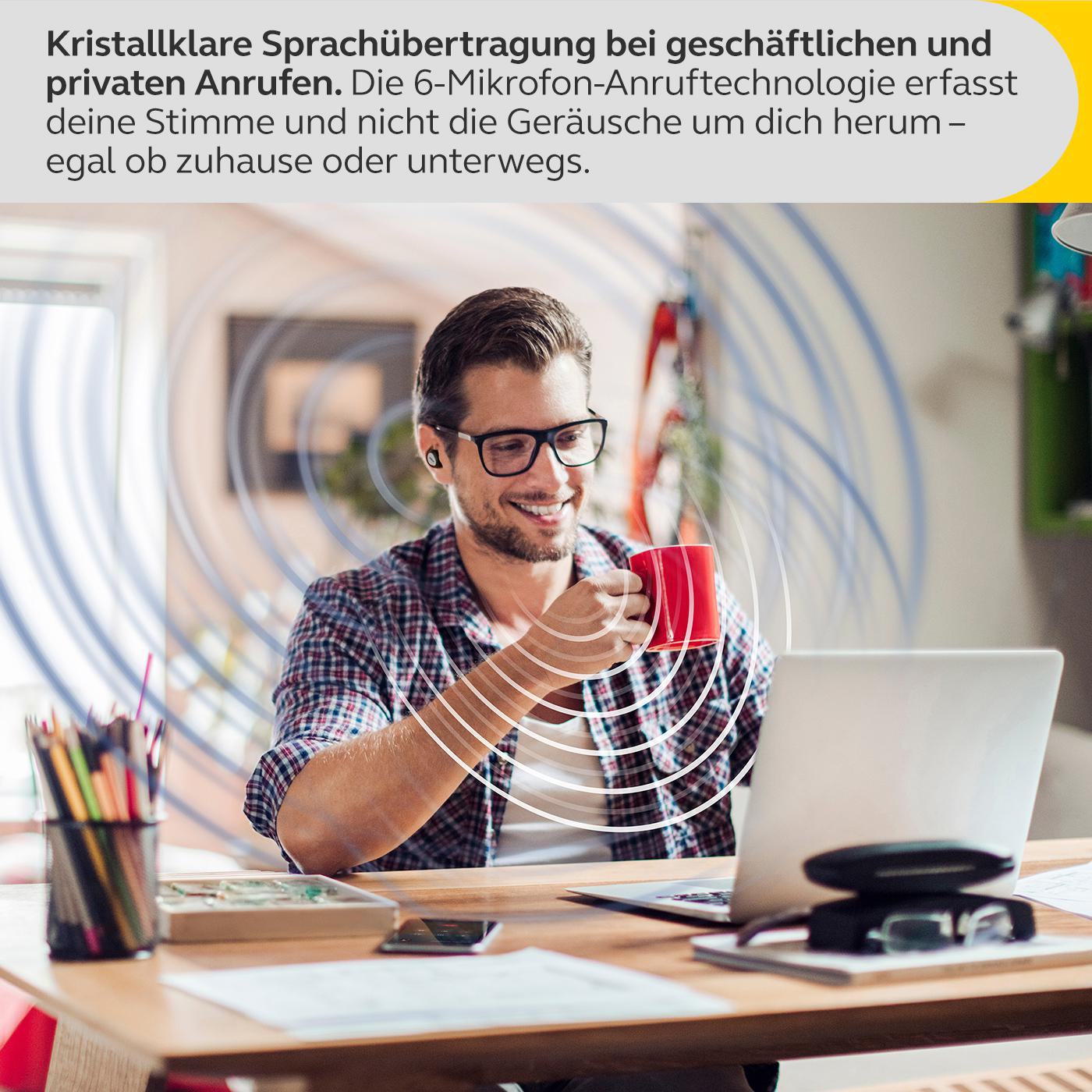 Mann mit Brille hält roten Becher, nutzt Laptop, mit Schallwellen um ihn herum.
