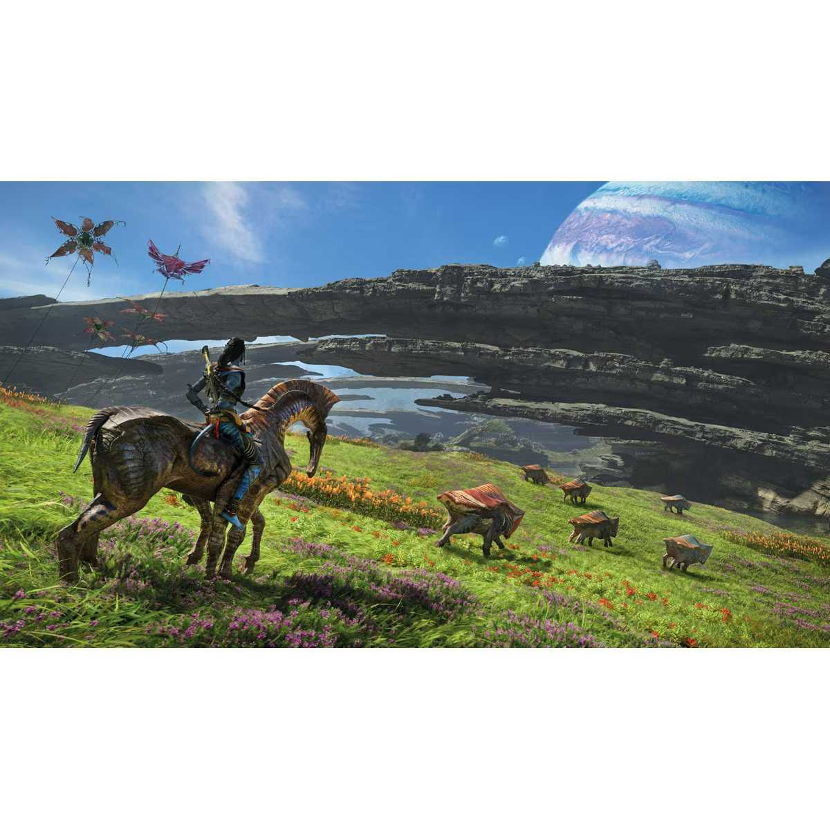 Escena de Avatar. Una figura monta una criatura similar a un caballo, con criaturas voladoras. Paisaje con montañas.