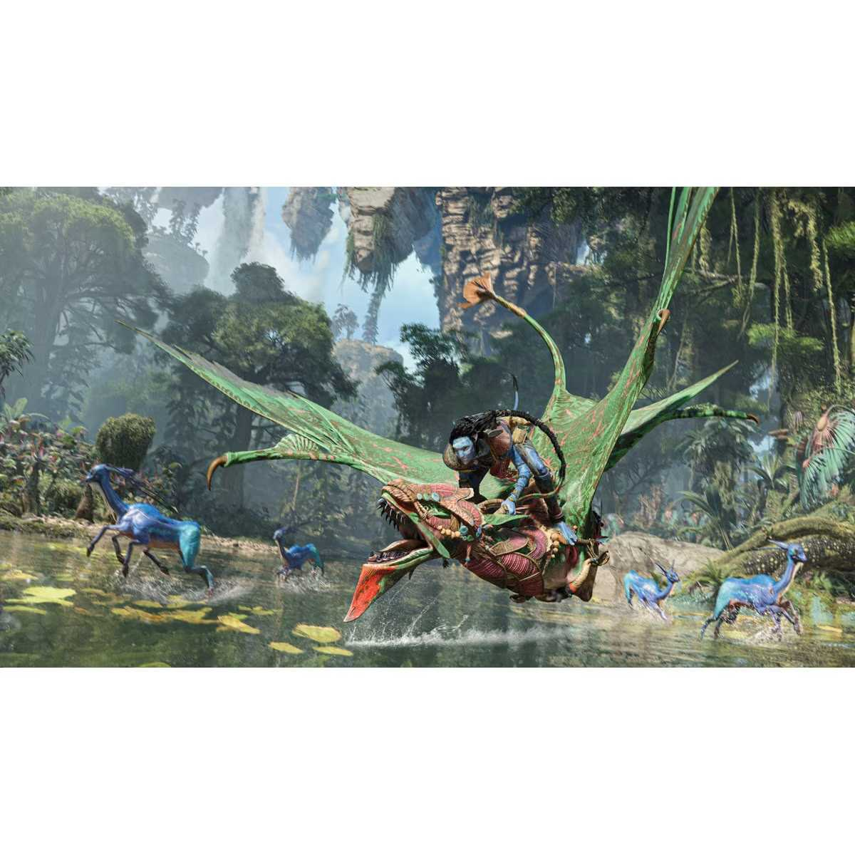 Escena del juego Avatar: un guerrero monta una criatura tipo dragón volando sobre agua.