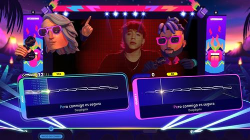 Pantalla de videojuego con tres personajes animados cantando karaoke en un escenario.