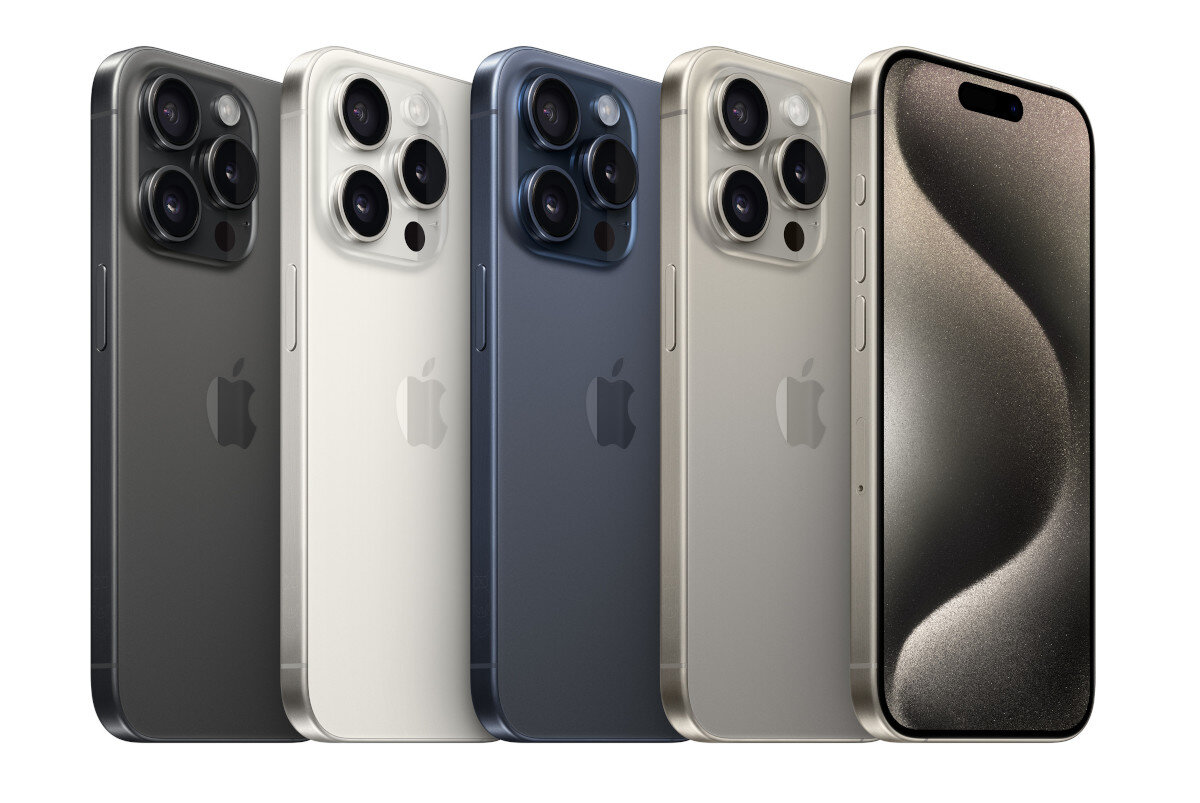 Pięć telefonów iPhone 15 Pro w różnych kolorach, widok z tyłu pod kątem.
