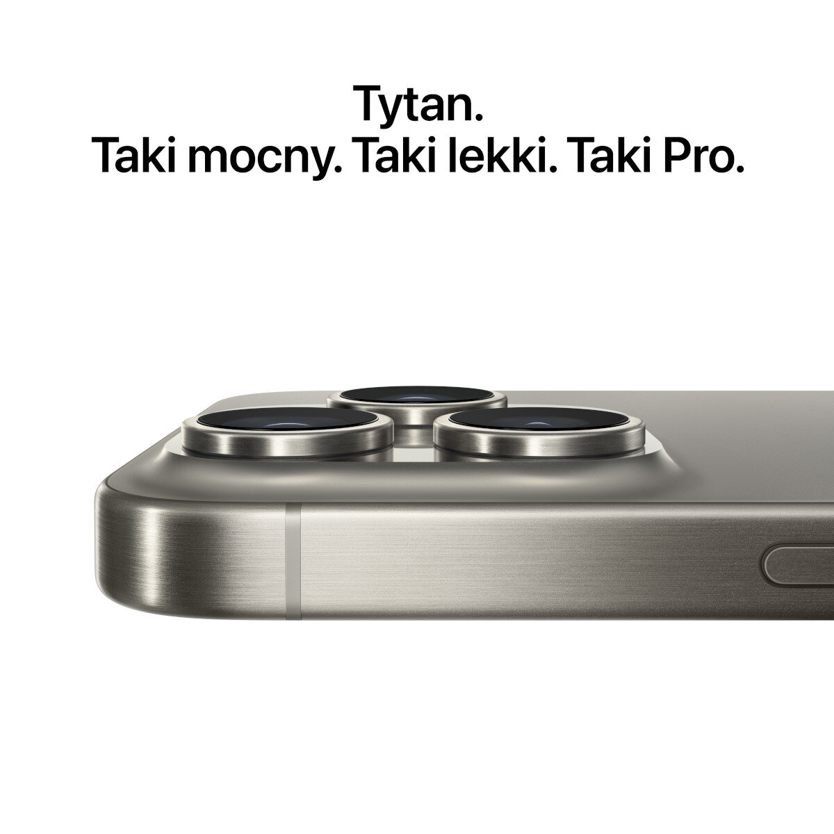 Zbliżenie na potrójny obiektyw aparatu telefonu z tekstem „Titanium”. Telefon ma metaliczne wykończenie.