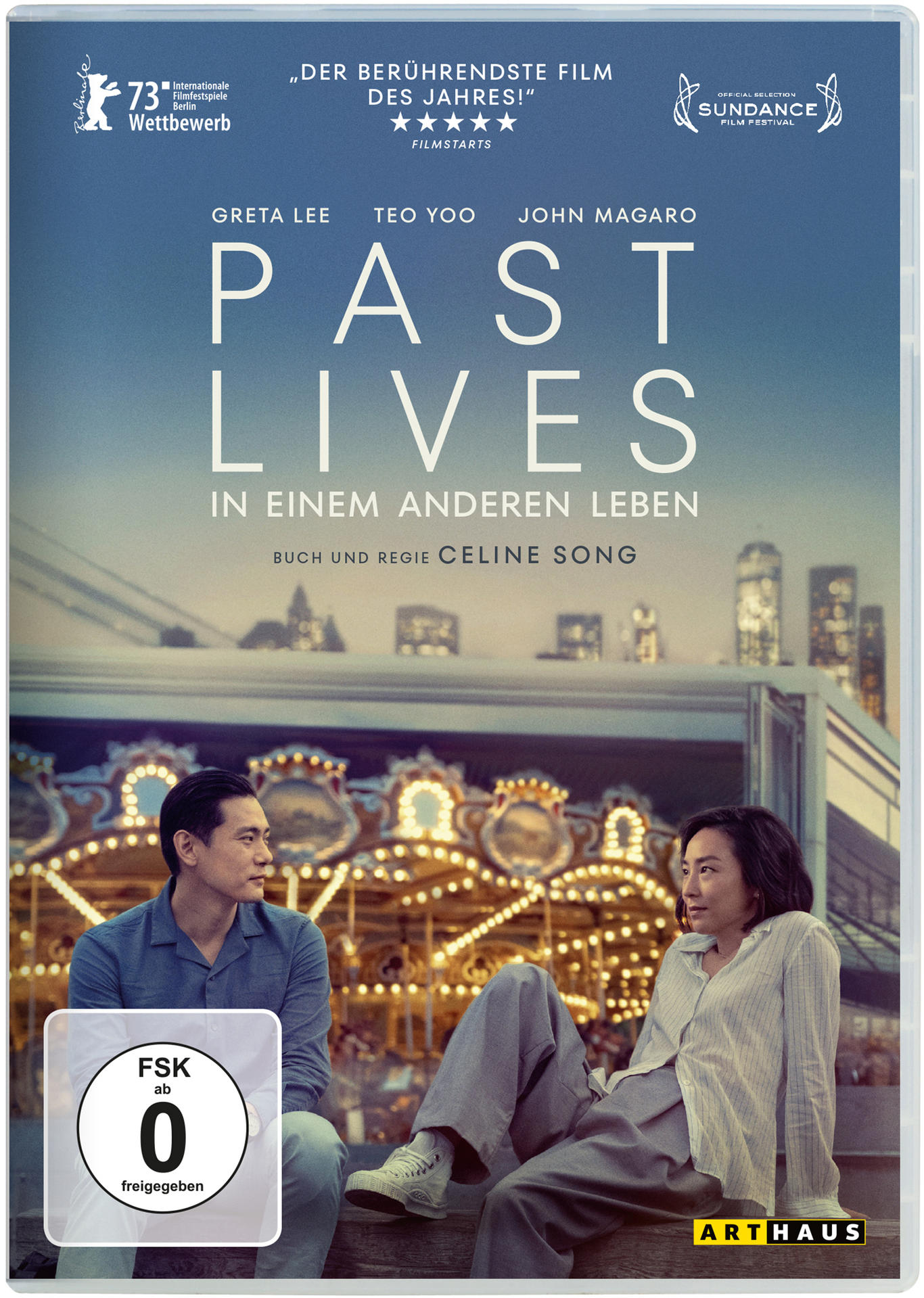 Filmposter: Past Lives. Zwei Personen sitzen, schauen sich an. Gebäude im Hintergrund.