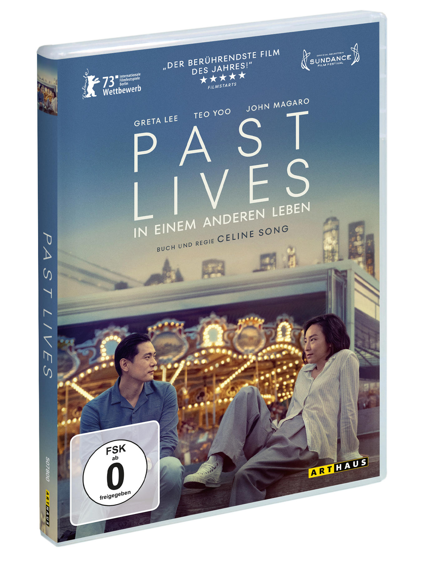Filmcover für 'Past Lives'. Zeigt zwei Personen in einer Umarmung mit Text und blauem Hintergrund.