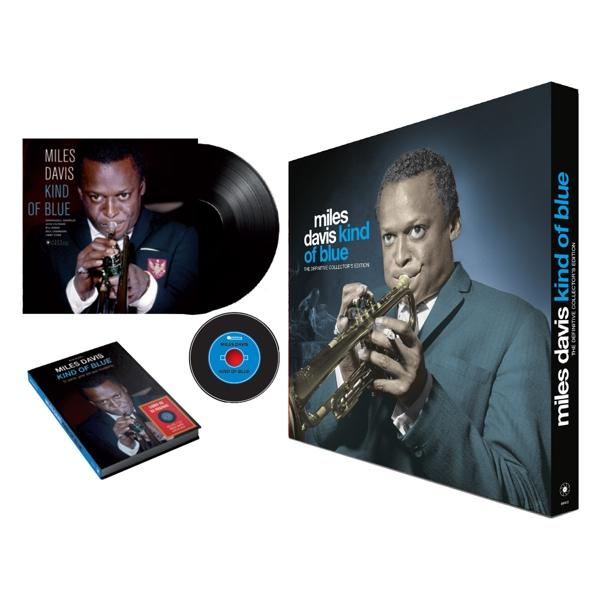 Miles Davis 'Kind of Blue' albumkészlet, bakelitet, CD-t és könyvet tartalmaz, fehér felületen.