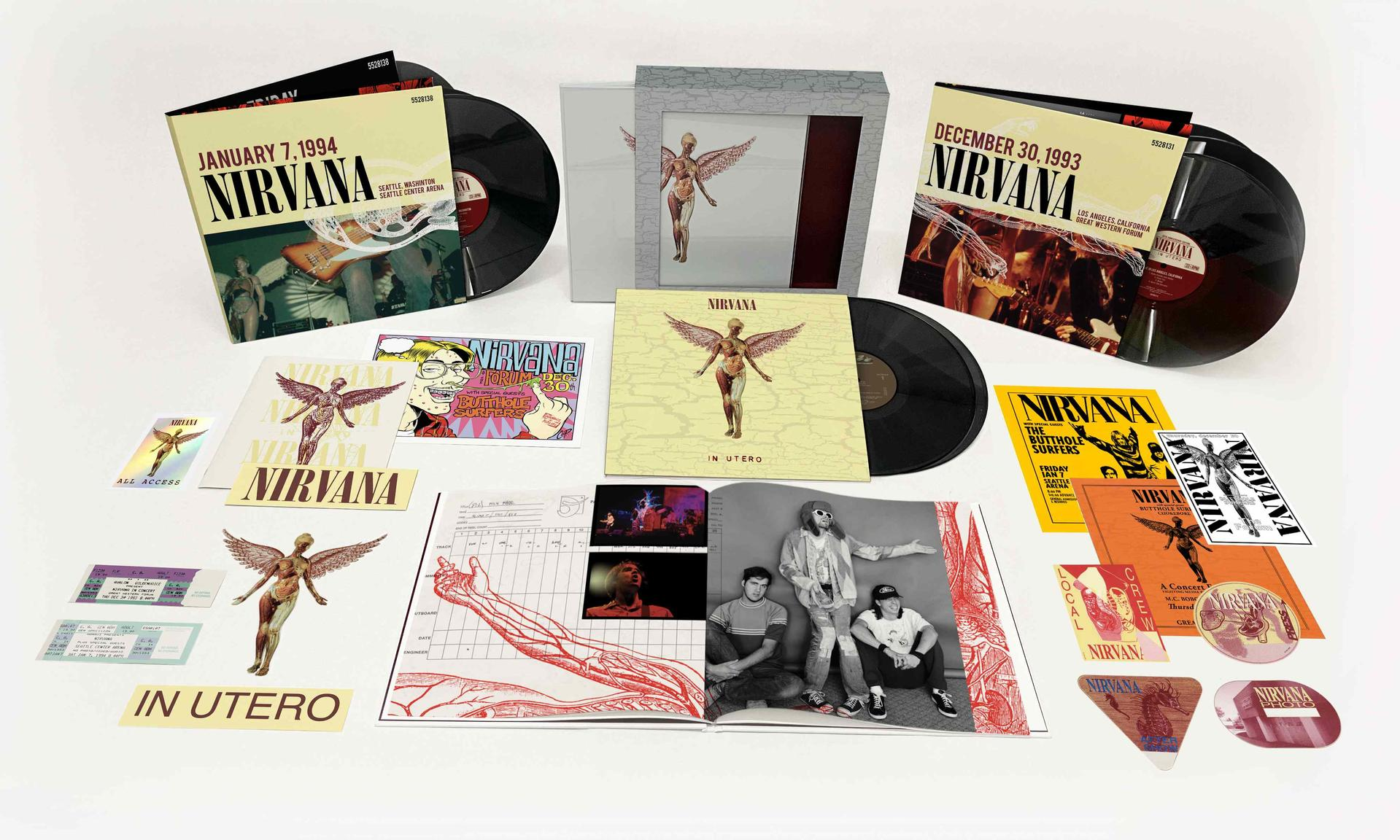 Nirvana albumkészlet bakelit lemezekkel, betétekkel és fotókkal. Fehér háttér.
