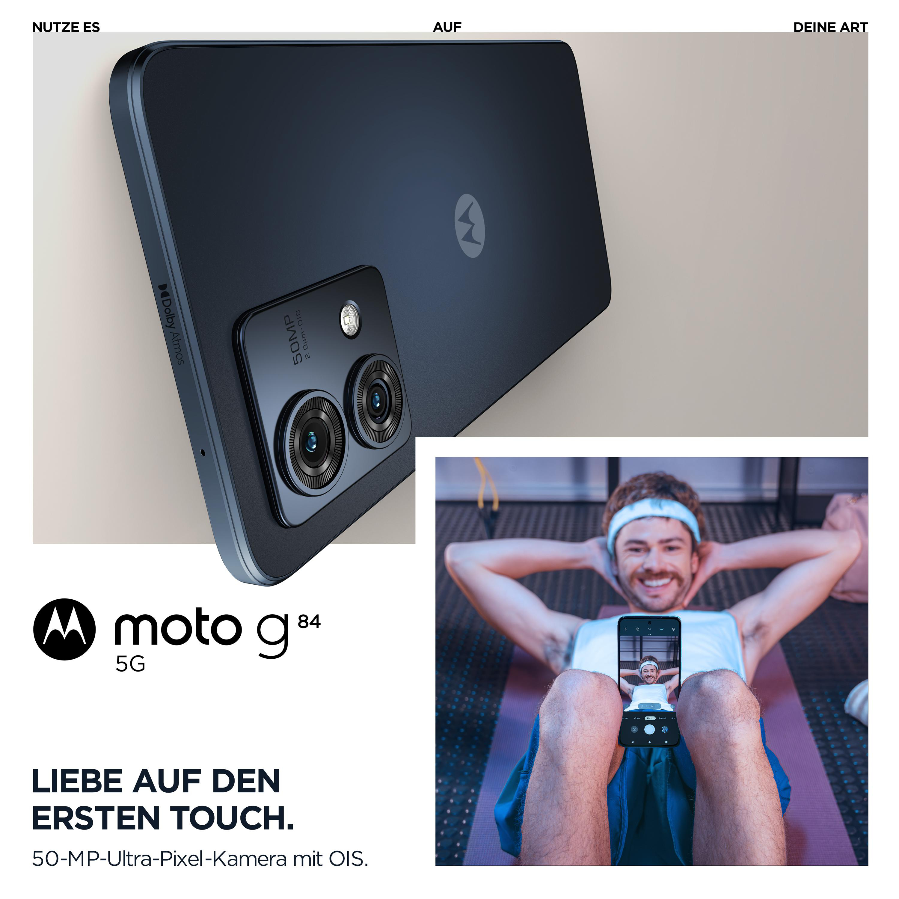 Ein Telefon und ein Mann, der ein Selfie macht. Das Telefon liegt auf dem Boden und zeigt das Selfie.
