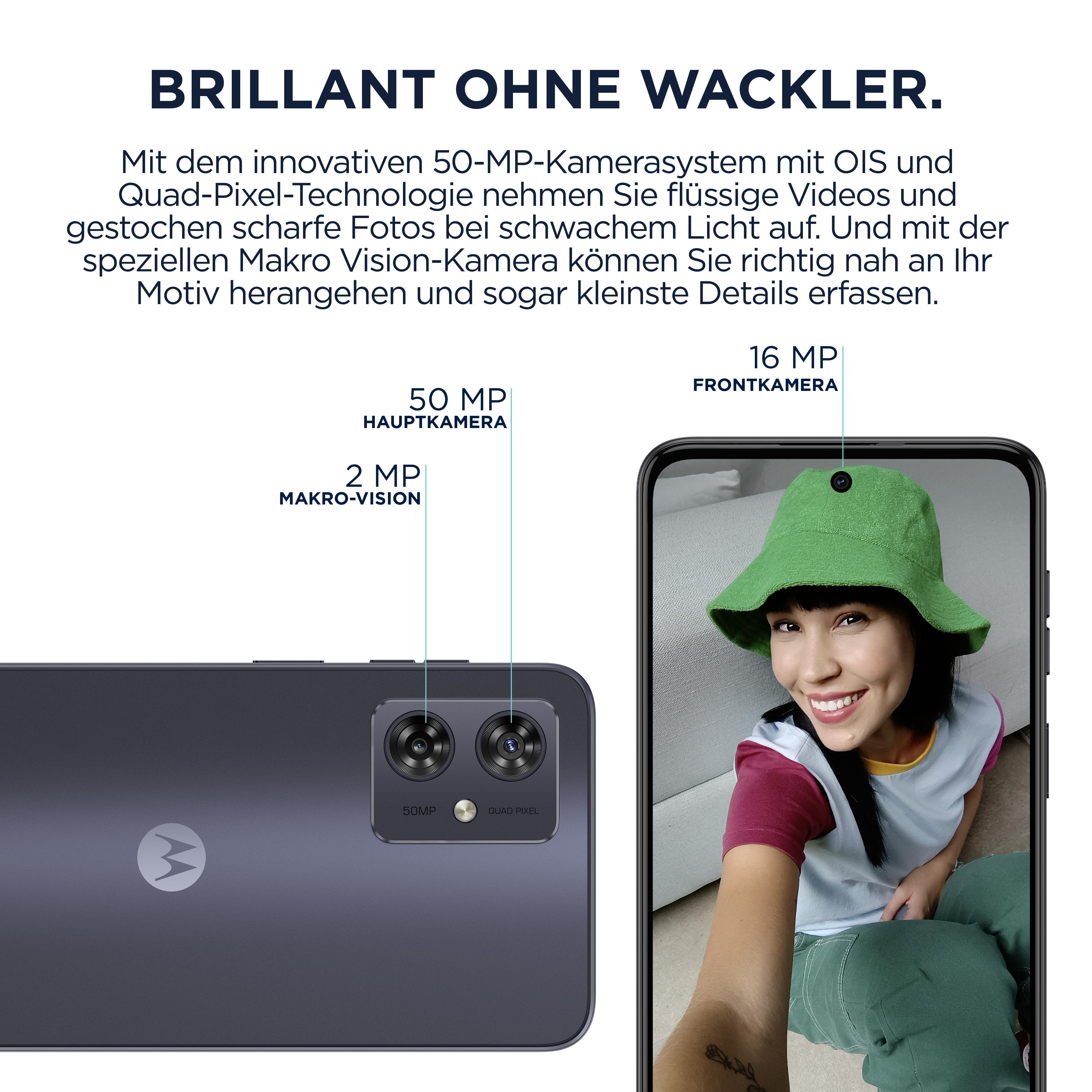 Ein Smartphone mit Text über seine Kamerafunktionen. Eine Frau lächelt in der Ecke.