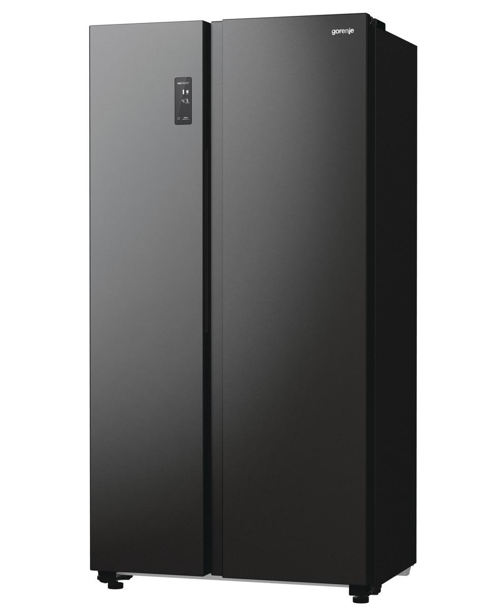 Ein schwarzer Gorenje-Kühlschrank. Es ist ein Side-by-Side-Modell mit digitaler Anzeige. Die Oberfläche ist glatt und das Logo ist sichtbar.