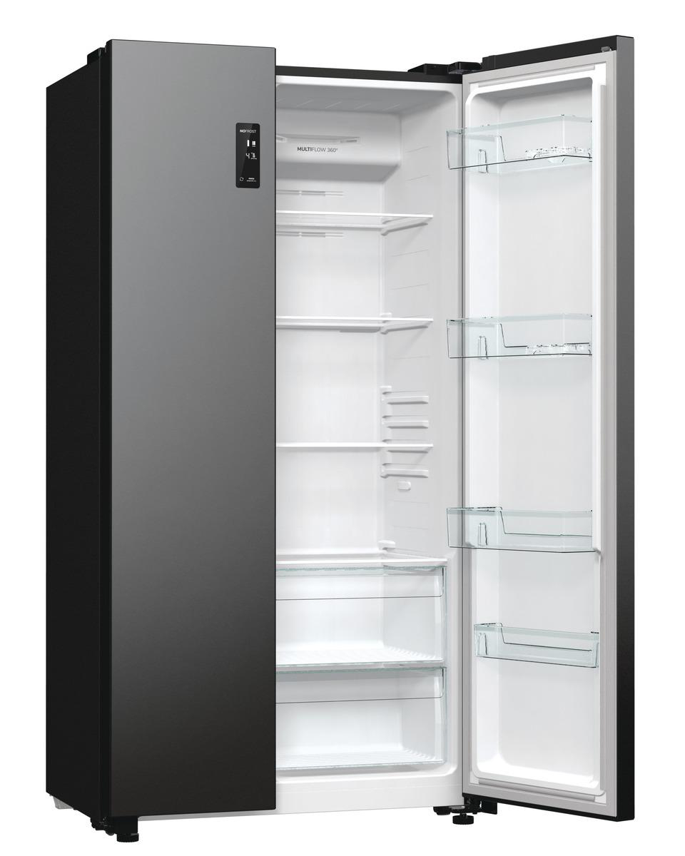 Ein offener Kühlschrank mit einer dunkelgrauen Tür und einer offenen weißen Tür. Der Innenraum hat Regale. Ein Bedienfeld ist sichtbar.