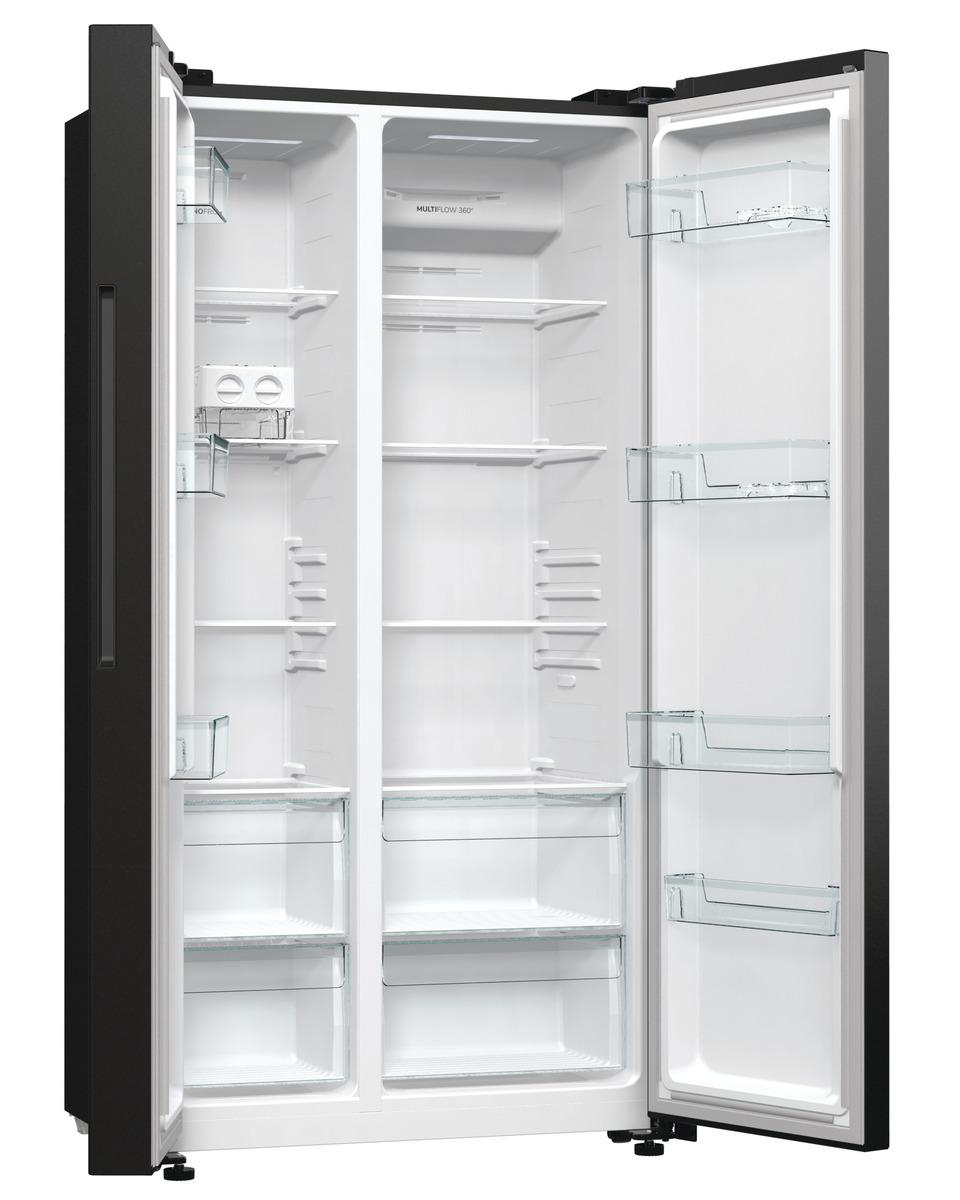 Ein offener, leerer Kühlschrank. Die Türen stehen weit offen und zeigen Regale und Fächer. Der Innenraum ist weiß, der Außenraum schwarz.