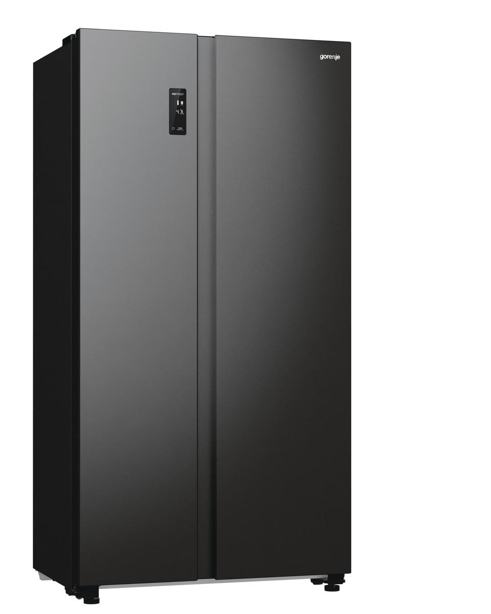 Ein dunkelgrauer Gorenje-Kühlschrank im Side-by-Side-Stil. Er hat eine digitale Anzeige an der linken Tür und den Markennamen an der rechten Tür.