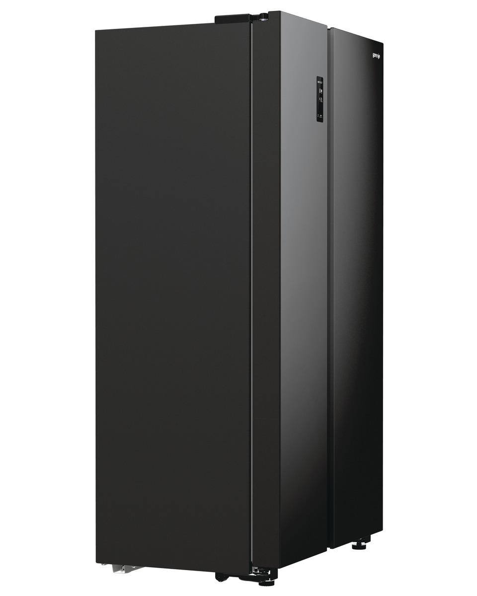 Ein schwarzer Kühlschrank steht auf weißem Grund. Er hat zwei Türen, ein Digitaldisplay und der Markenname ist sichtbar.