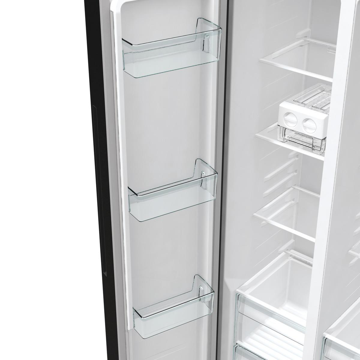 Offener Kühlschrank mit Glasböden. Auf der rechten Seite ist ein weißer Eisbereiter zu sehen. Das Innere ist weiß.