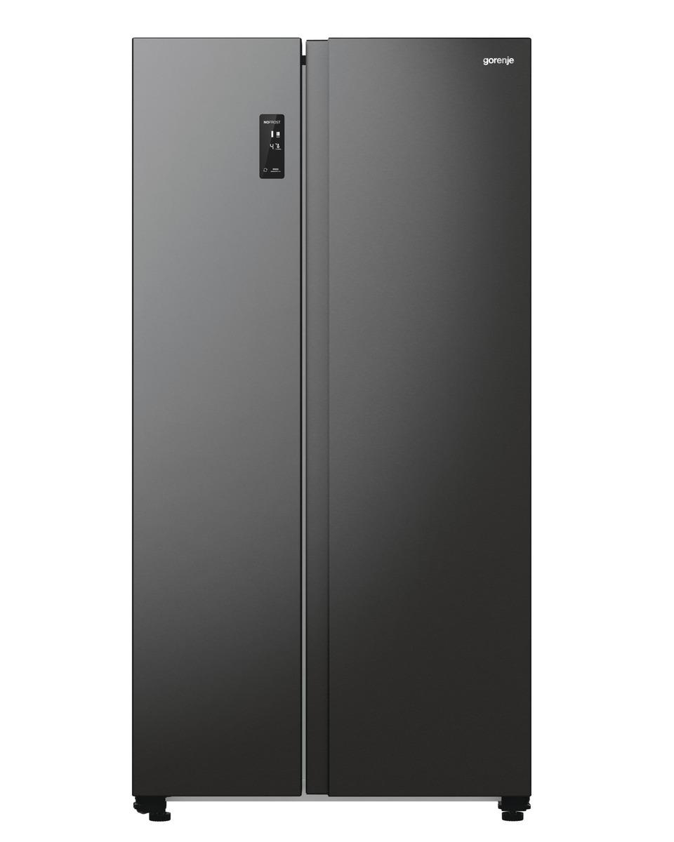 Ein schwarzer Side-by-Side-Kühlschrank von Gorenje. Die linke Tür zeigt die Temperatur an. Die rechte Tür hat das Gorenje-Logo.