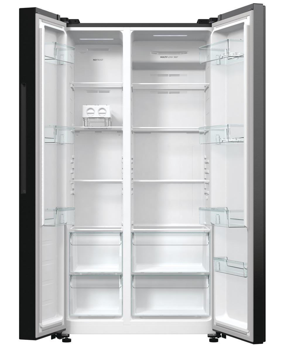Offener Kühlschrank mit Regalen und Schubladen, leer. Text 'NOFROST' und 'MULTIFLOW 360°' sind sichtbar.
