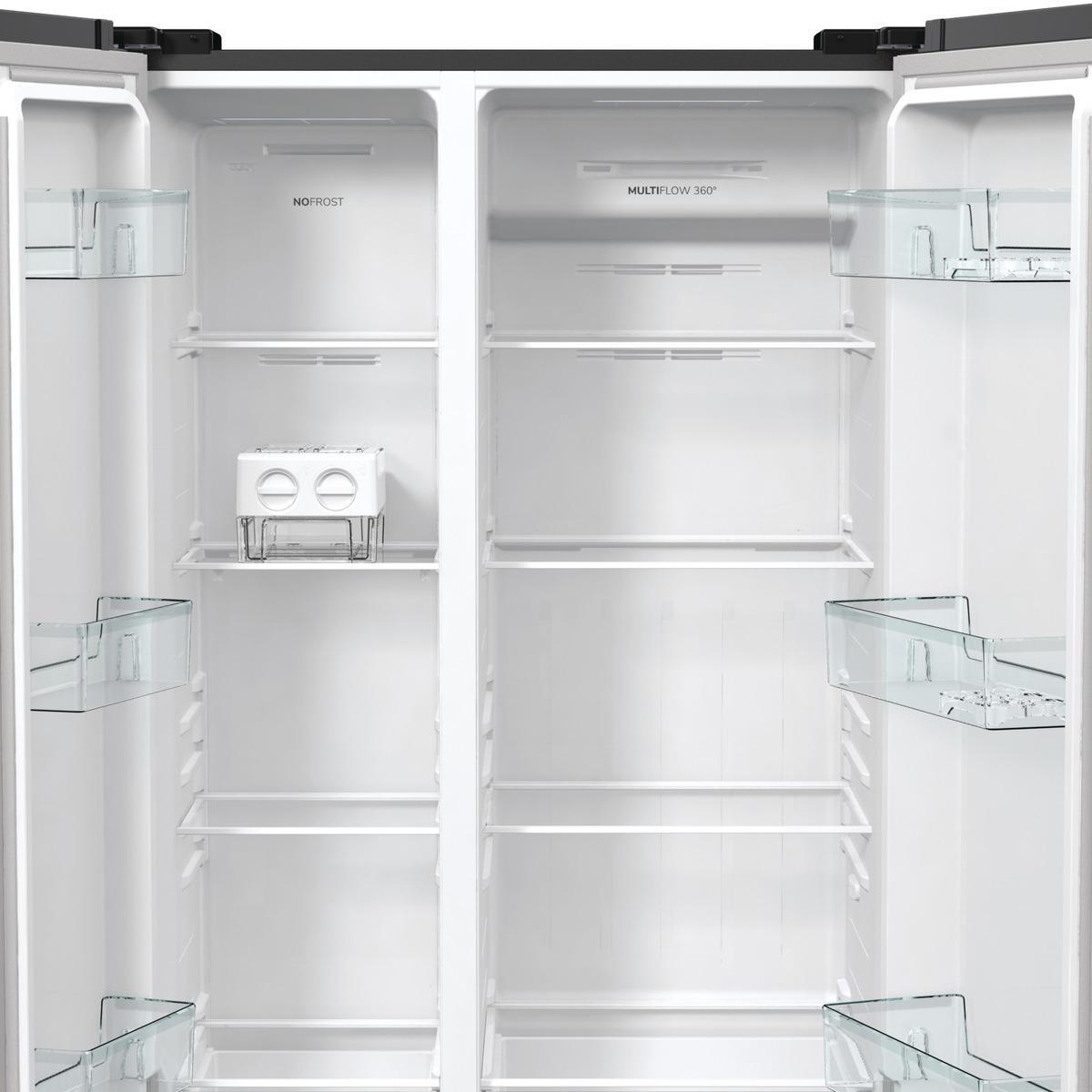 Ein offener, leerer weißer Kühlschrank mit Glasböden und einem kleinen weißen Gegenstand in der Mitte. Die Aufschriften 'NOFROST' und 'MULTIFLOW 360°' sind sichtbar.