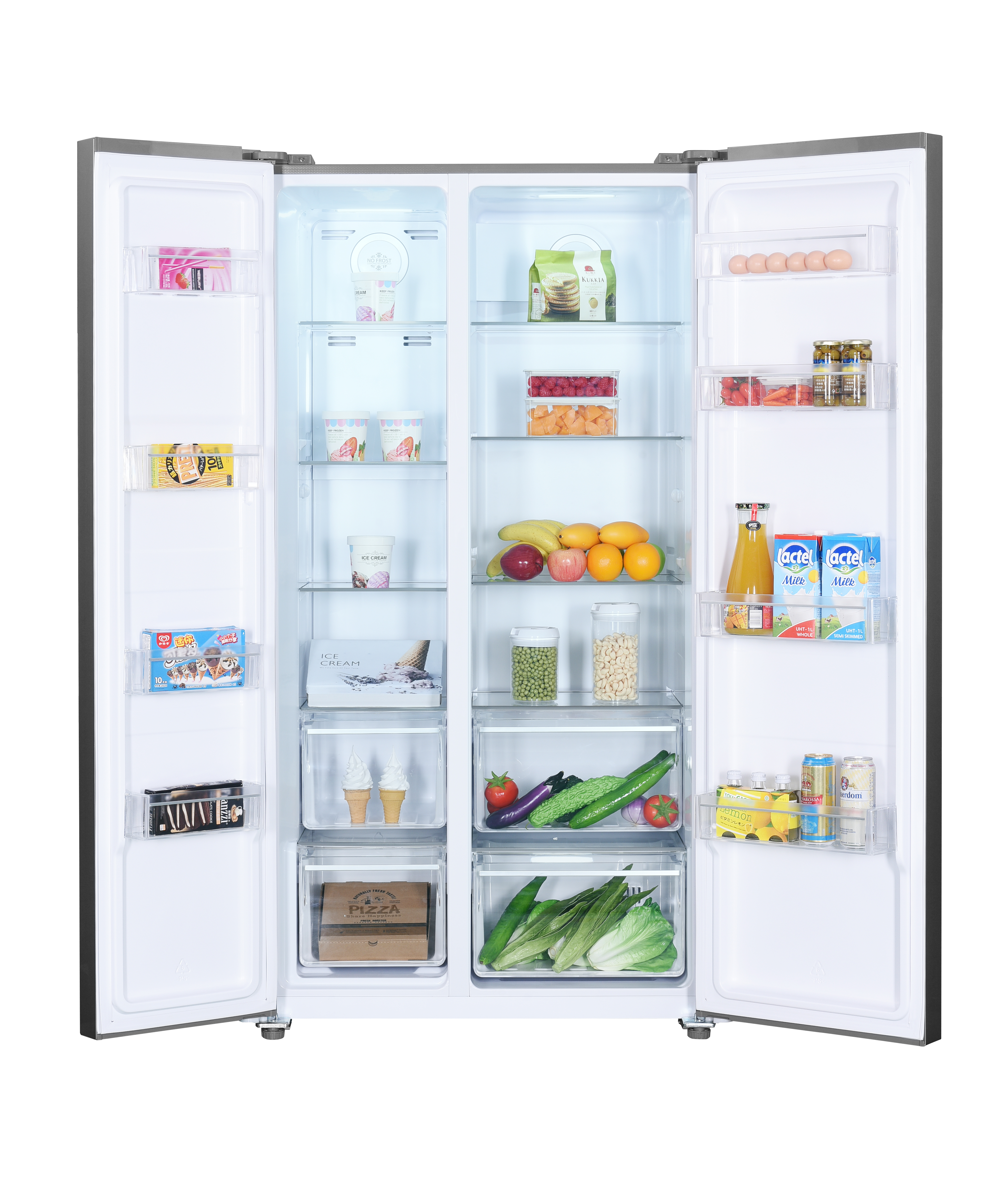 Ein geöffneter Kühlschrank mit Lebensmitteln auf den Regalen. Früchte, Gemüse und Getränke sind sichtbar.
