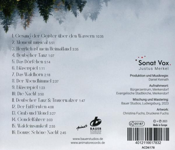 Rückseite eines CD-Covers mit Text und Logo. Der Hintergrund zeigt einen grünen Wald.
