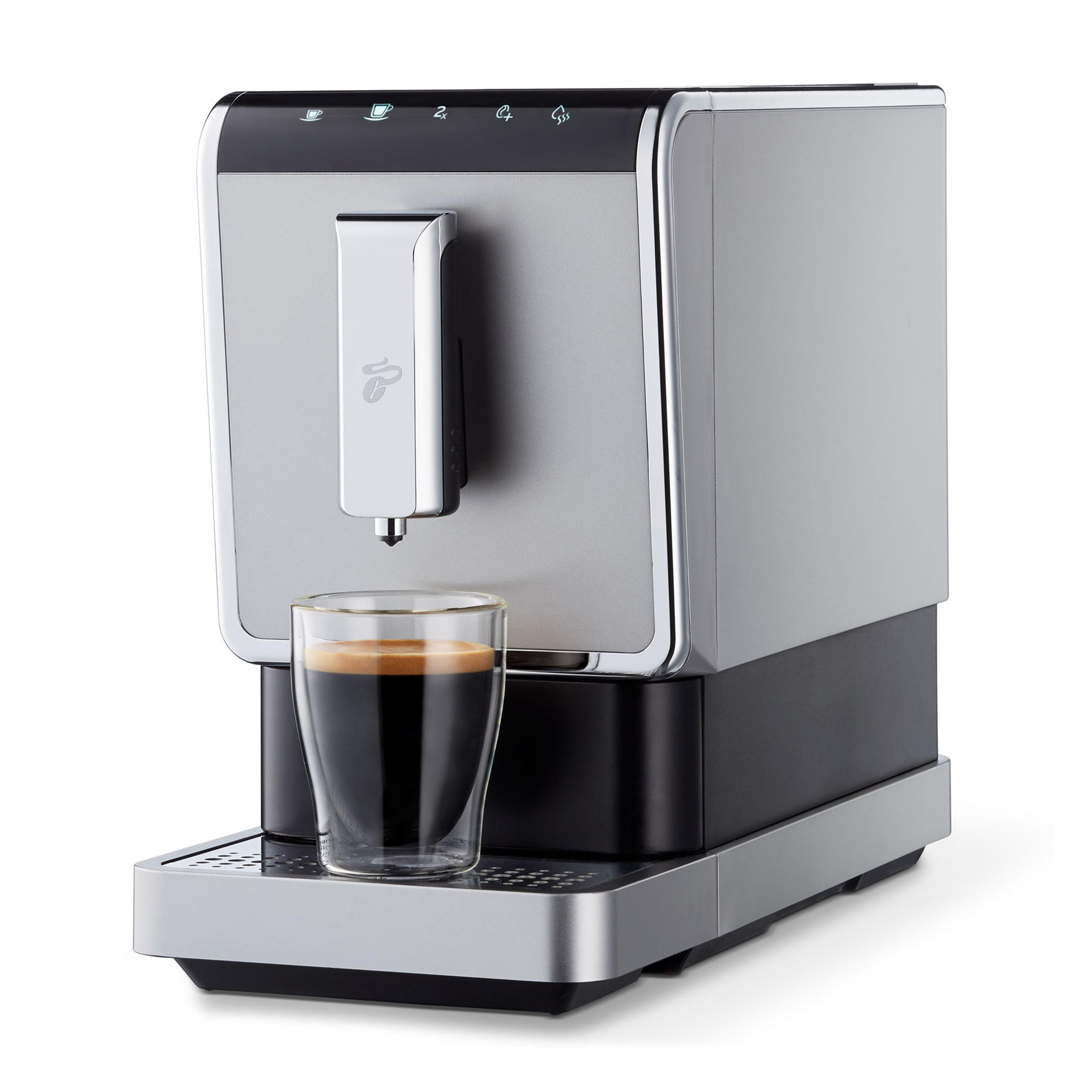 Eine silberne und schwarze Kaffeemaschine mit einem Glas Kaffee unter dem Ausguss.