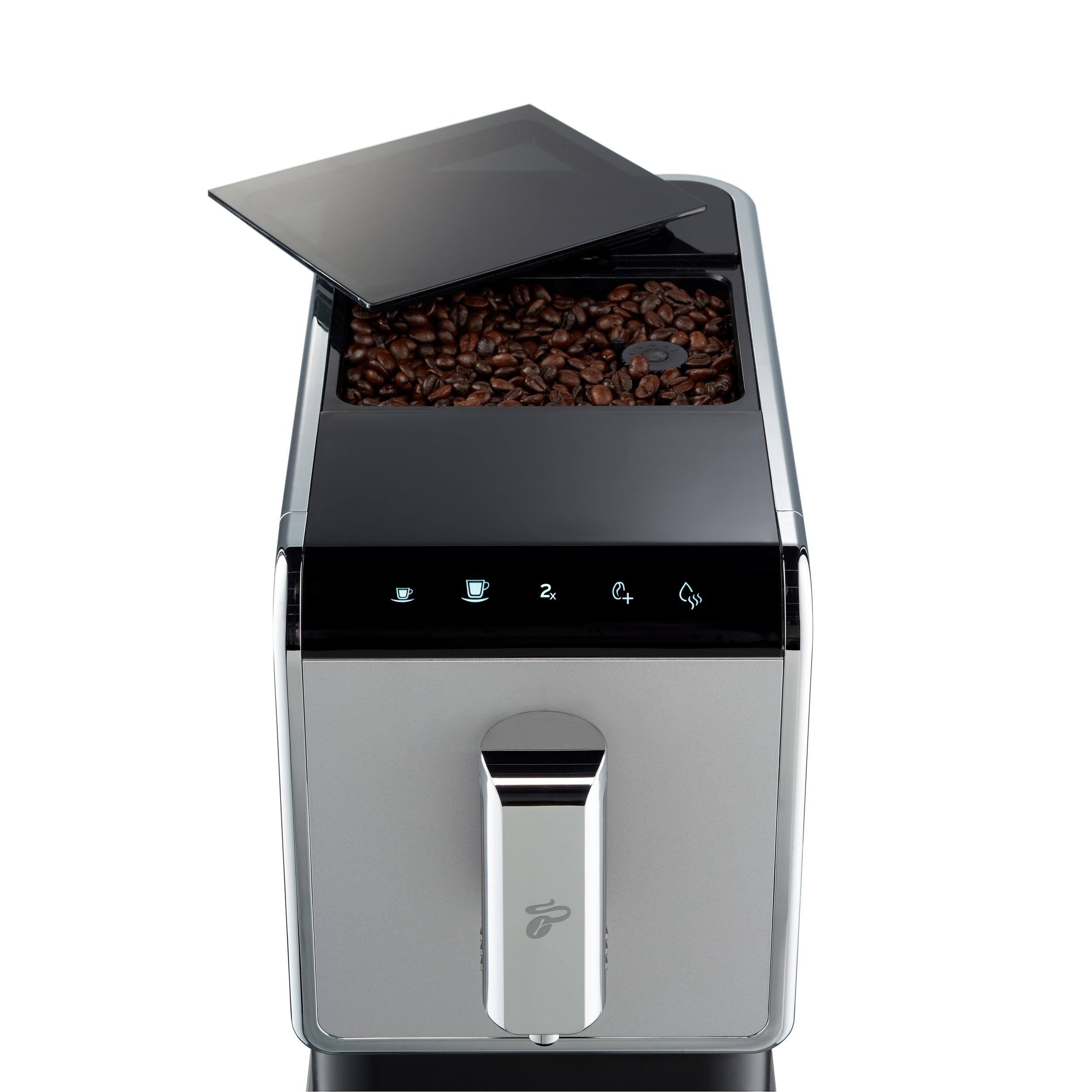 Eine Kaffeemaschine mit Bohnenbehälter, Kaffeebohnen und silberner Front.