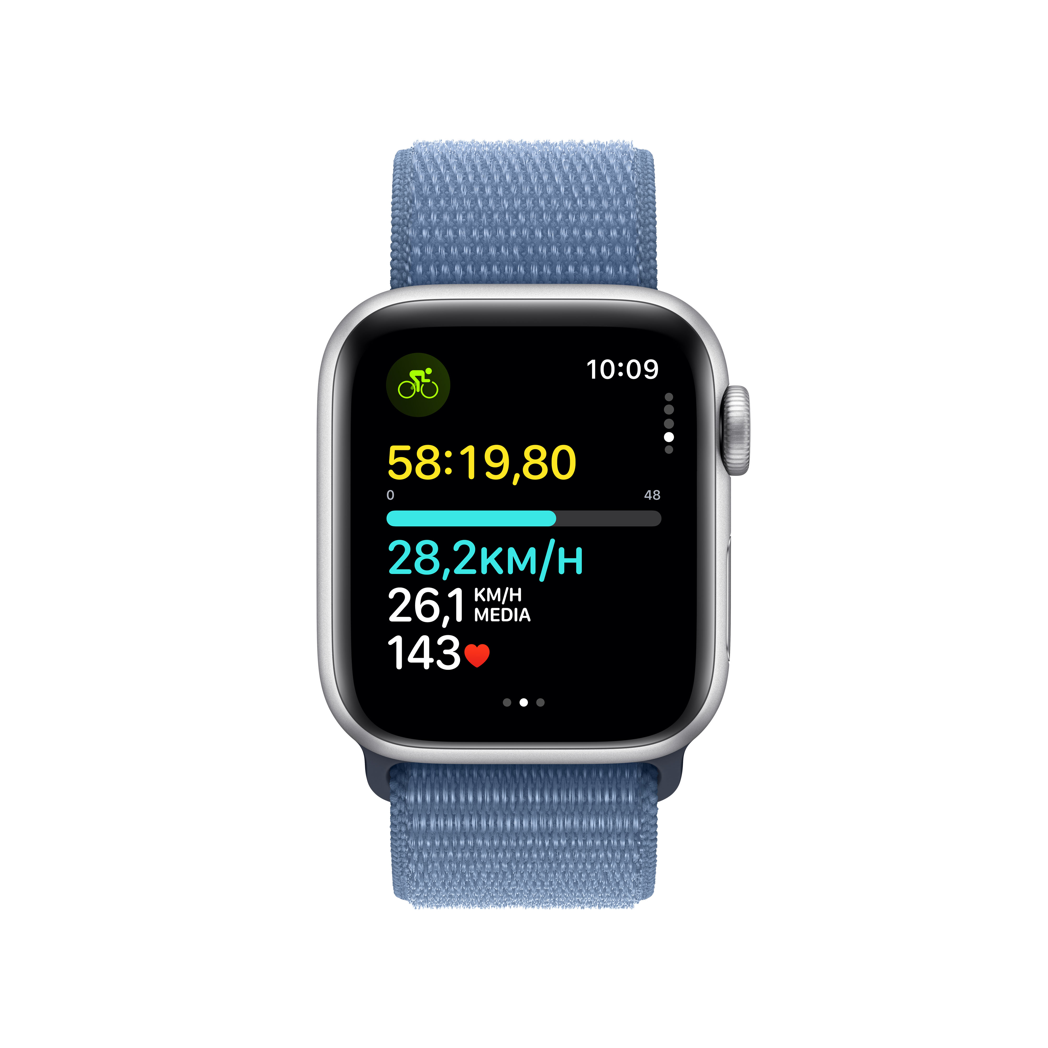 Un Apple Watch en una muñeca, mostrando datos de ciclismo. El reloj tiene una correa azul. La pantalla muestra velocidad, distancia y frecuencia cardíaca.