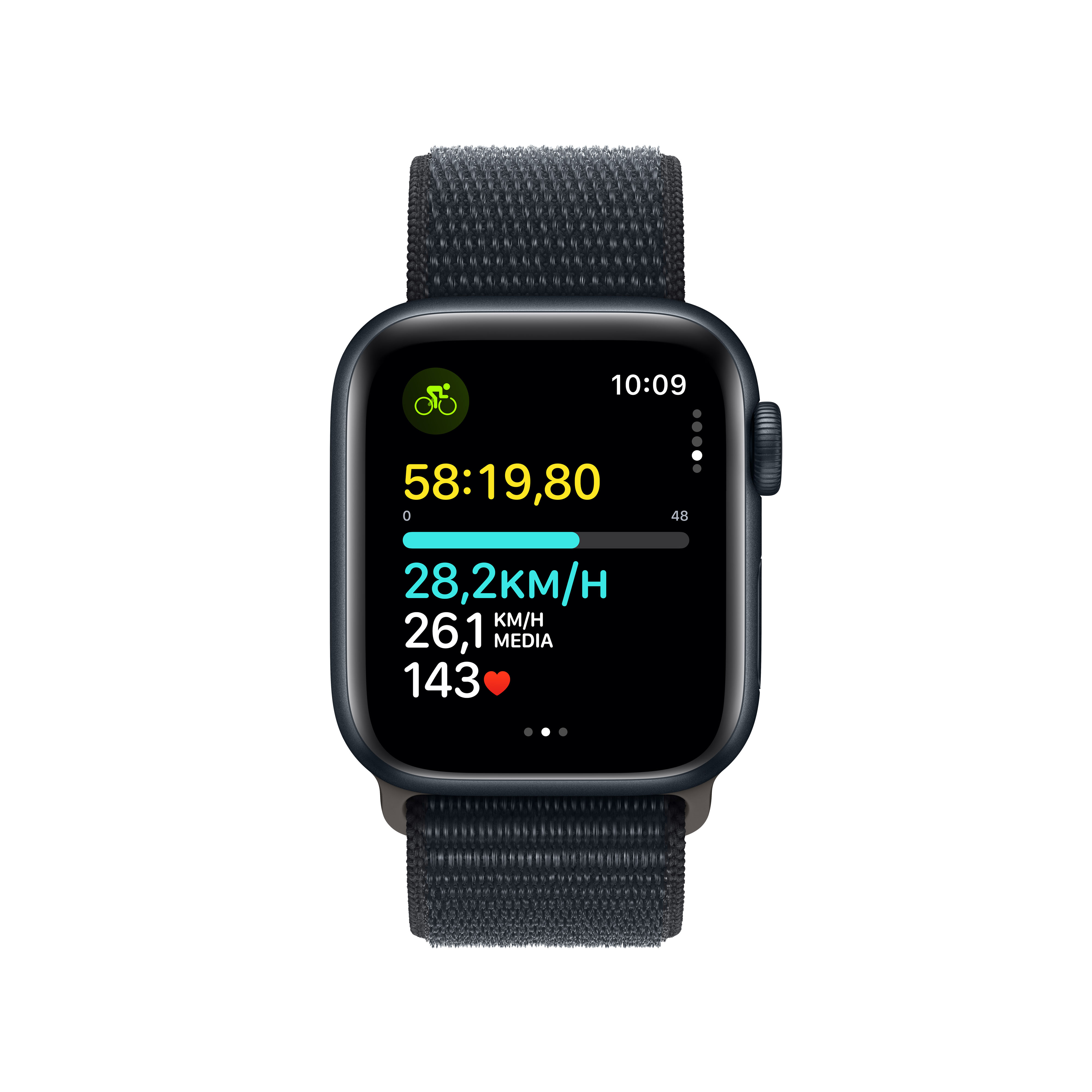 Apple Watch con correa azul oscuro, mostrando una interfaz deportiva con tiempo, distancia, frecuencia cardíaca y datos de ciclismo.