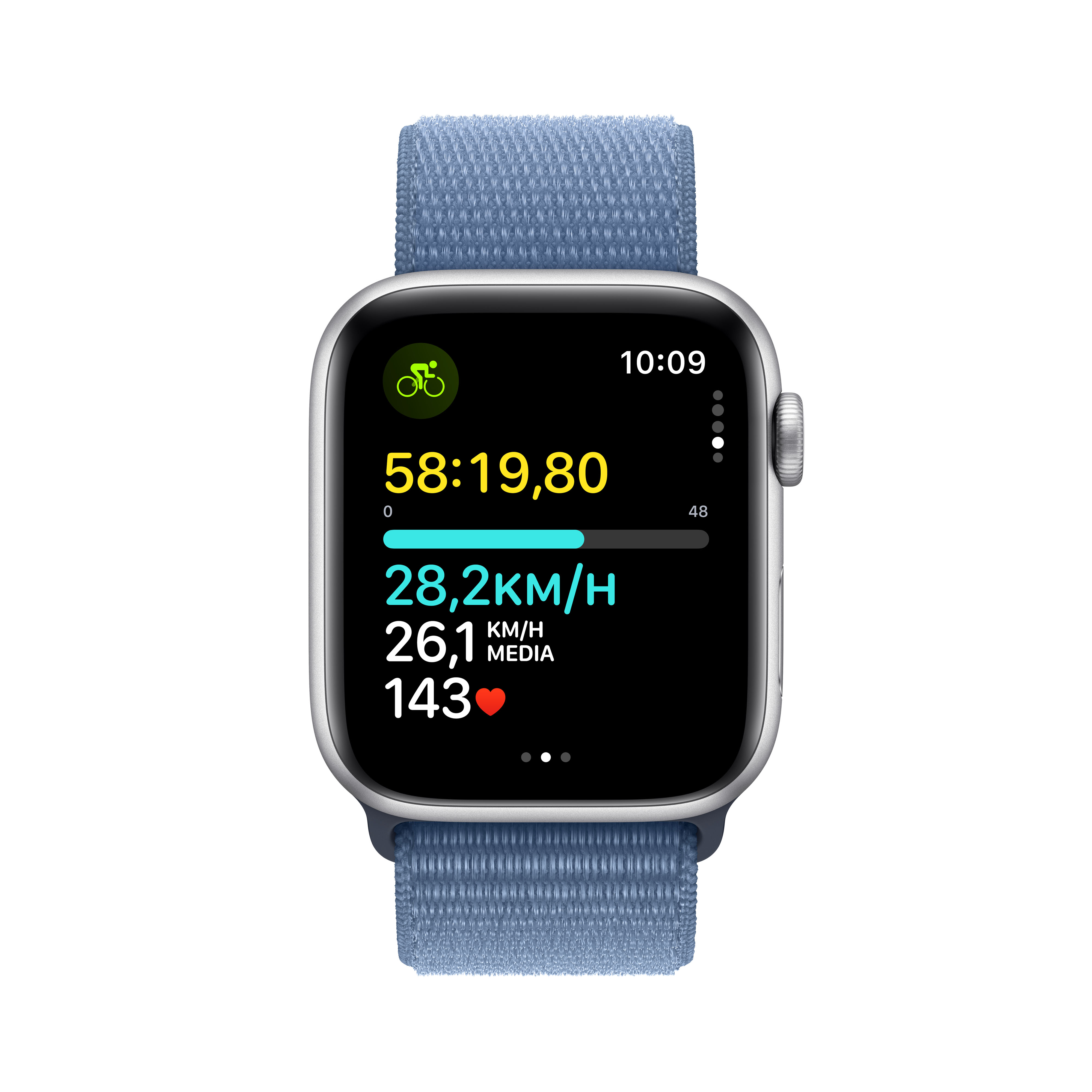Apple Watch plateado con correa azul mostrando actividad de ciclismo con estadísticas en pantalla.