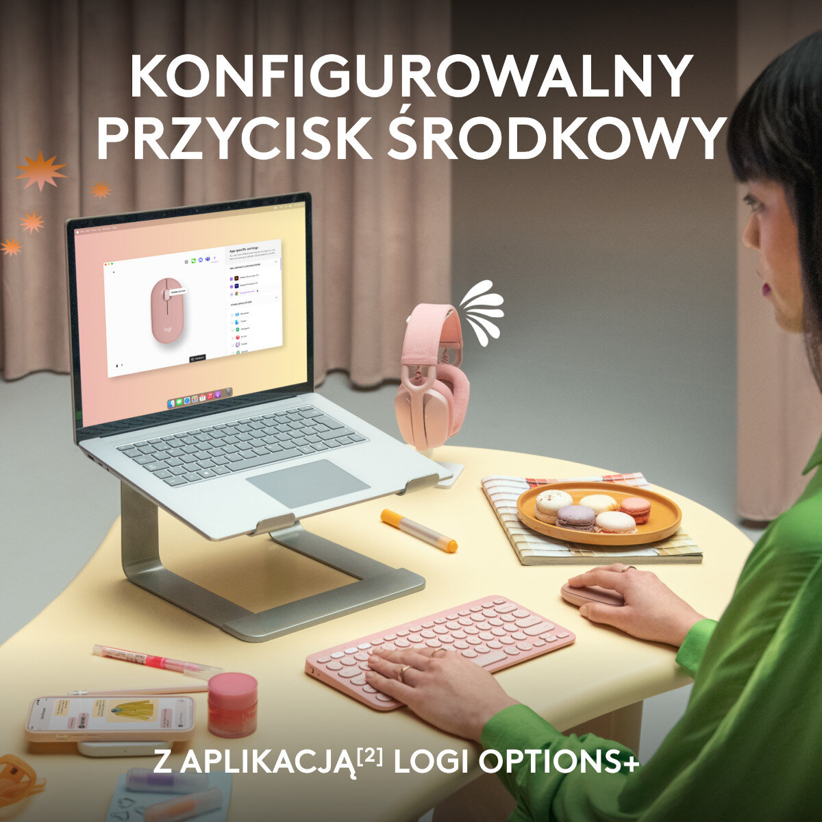 Kobieta pracuje z laptopem, klawiaturą, słuchawkami i smartfonem na stole.