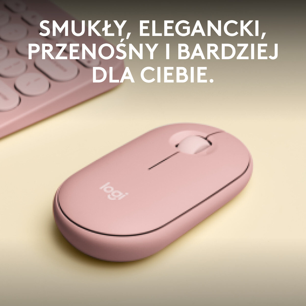 Różowa mysz Logitech na jasnożółtej powierzchni, z tekstem nad nią.