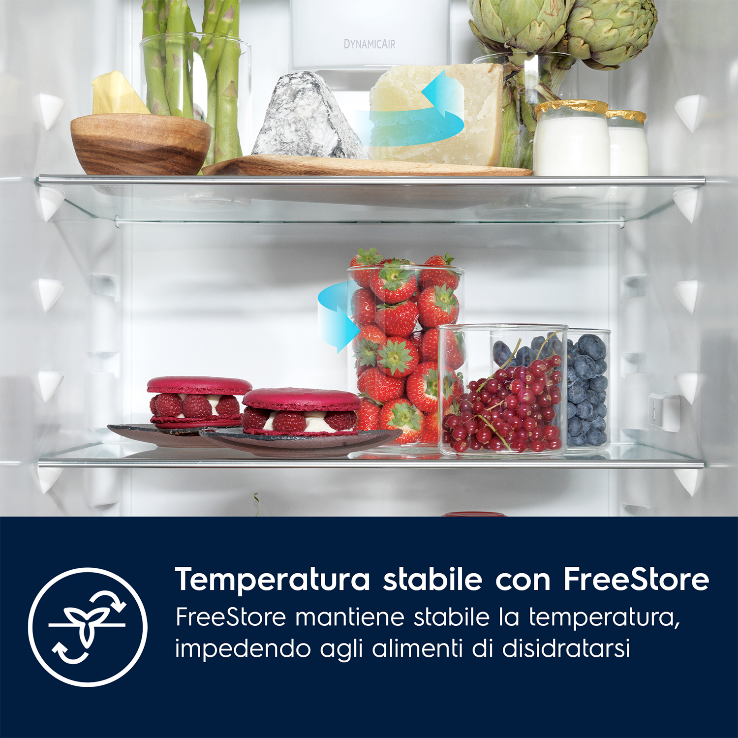 Interno del frigorifero: frutta, dessert e formaggi su ripiani di vetro.