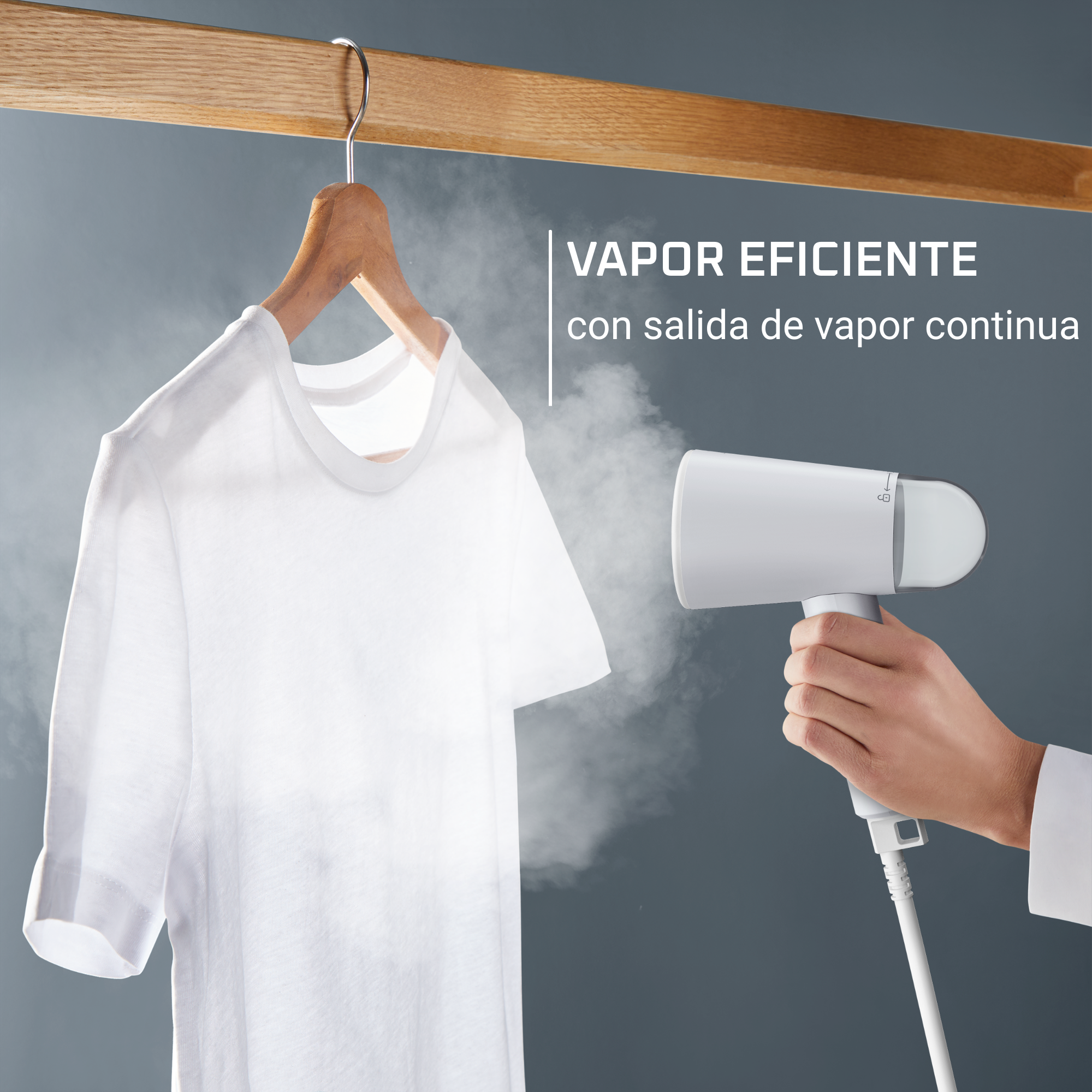 Vaporizador con una camiseta blanca en una percha. El vapor se eleva desde el cabezal del vaporizador. Fondo gris.