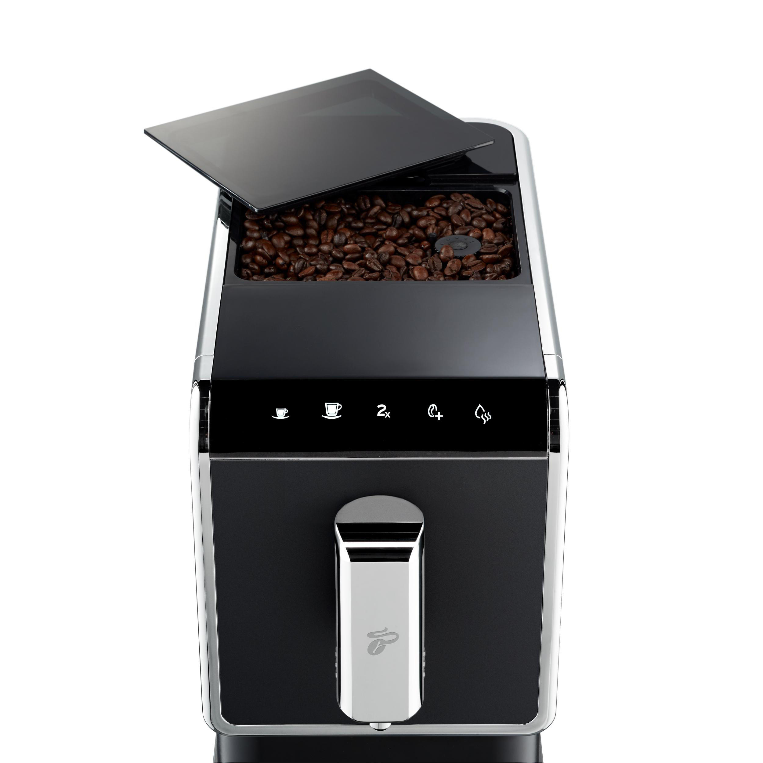 Kaffeemaschine mit geöffnetem Bohnenbehälter, Bohnen zeigend, schwarz-silbernes Design.