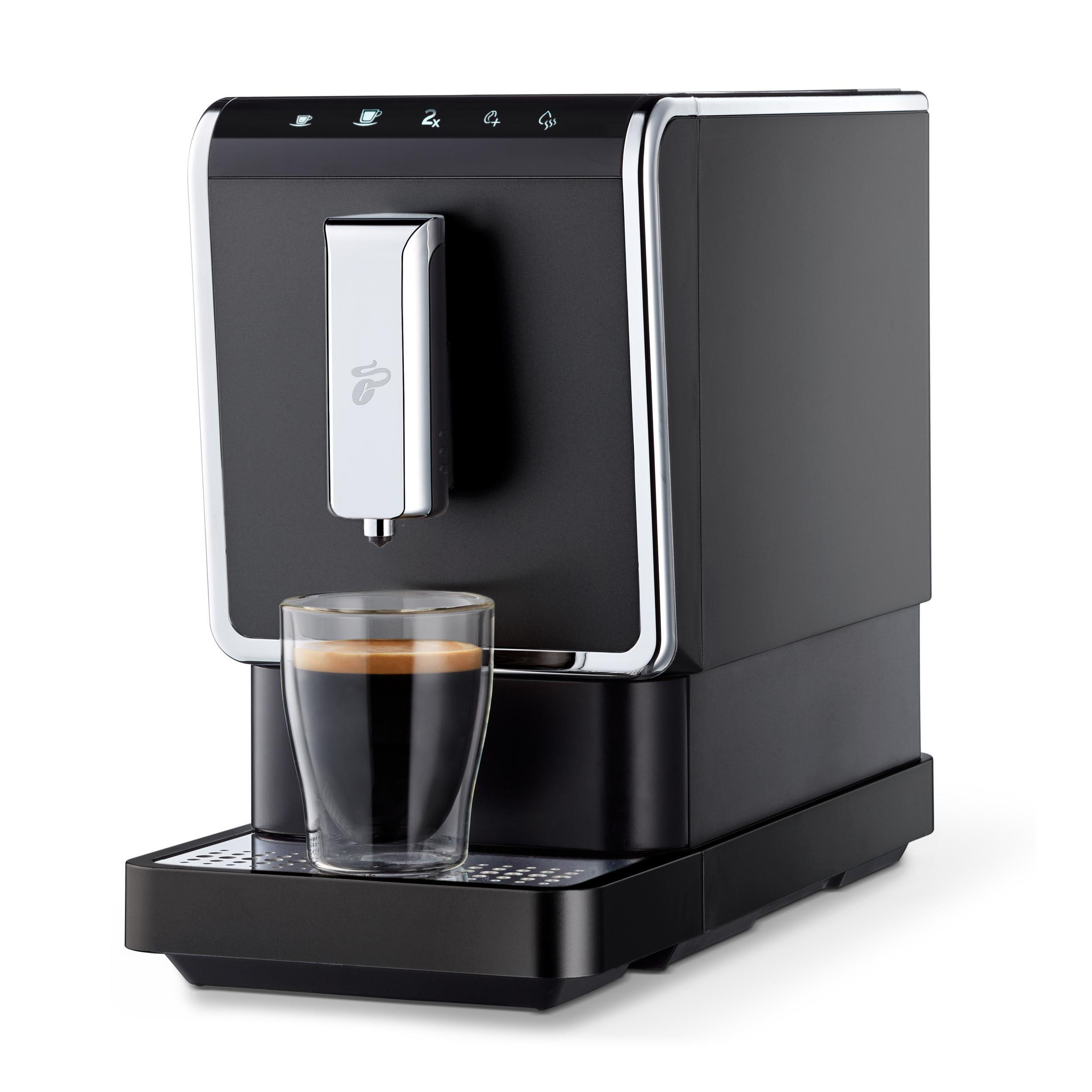 Schwarze Espressomaschine mit Glas und Espresso.