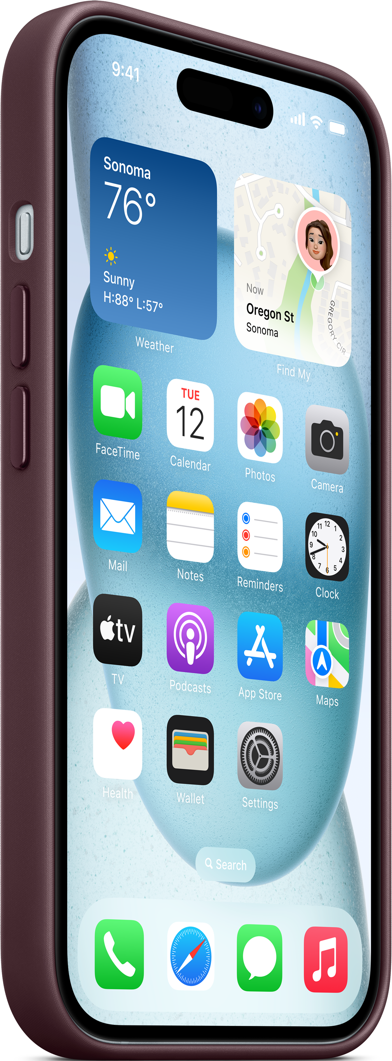 iPhone con custodia bordeaux che mostra la schermata iniziale con meteo, calendario e icone delle app.