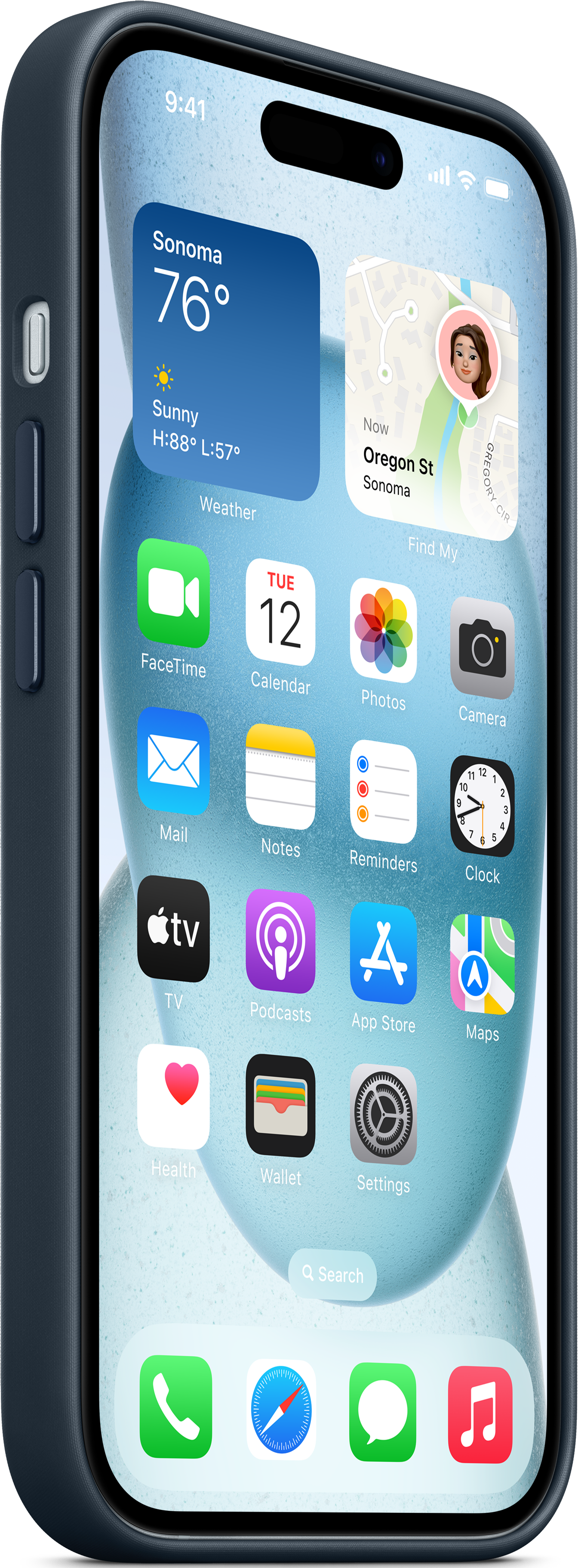 Un iPhone bleu marine dans un étui, affichant l'écran d'accueil avec des icônes d'applications, vue latérale rapprochée.