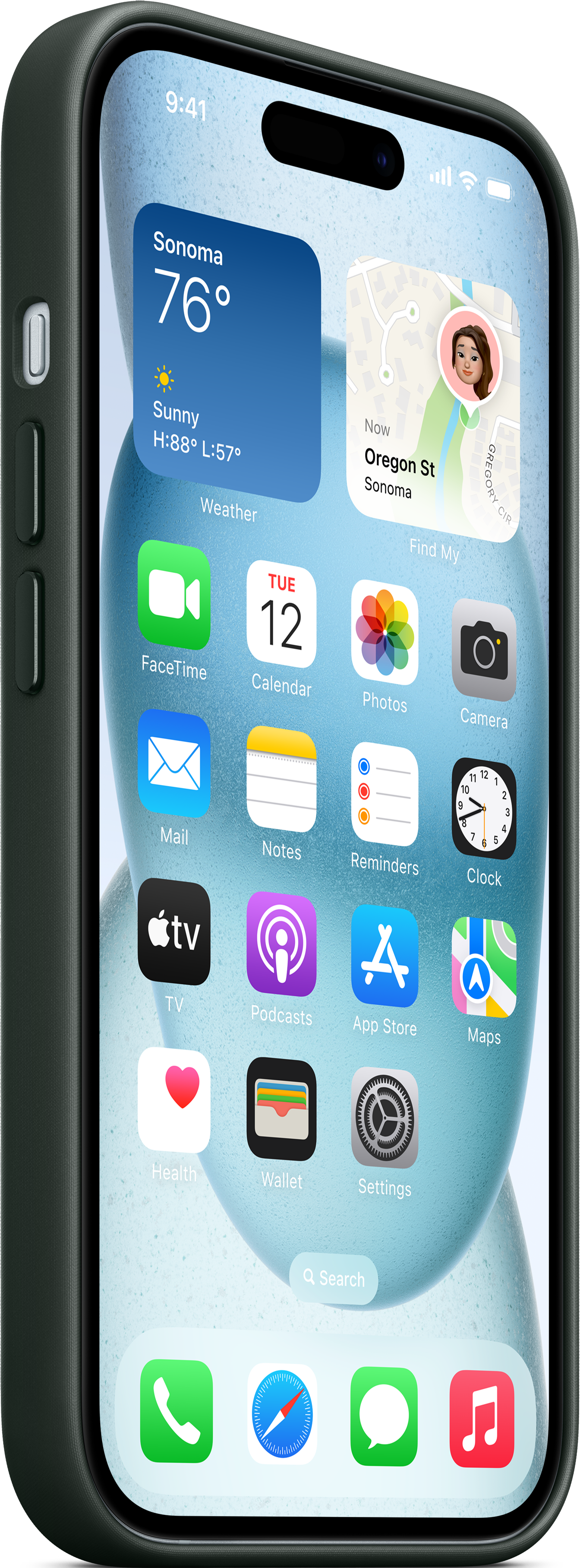 Un smartphone vert foncé avec des applications affichées à l'écran est tenu dans une main.