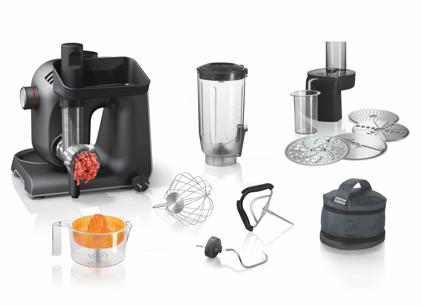 Zestaw urządzeń kuchennych: robot kuchenny, blender, wyciskarka do soków i akcesoria, na białym tle.