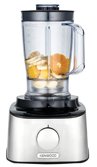 Blender Kenwood z przezroczystym pojemnikiem wypełnionym pokrojonymi owocami na srebrnej podstawie.