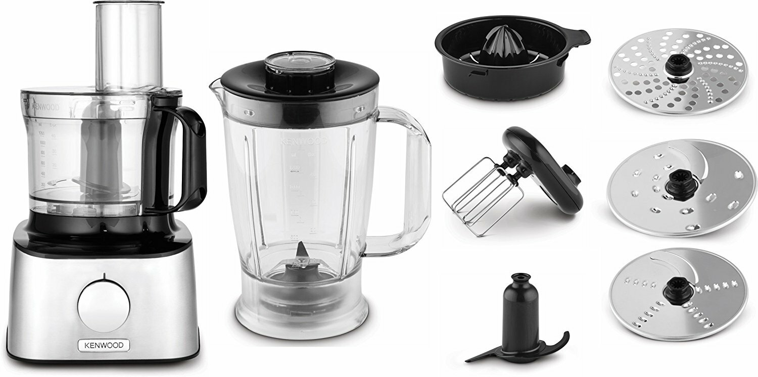 Srebrno-czarny robot kuchenny Kenwood z różnymi przystawkami na białym tle.