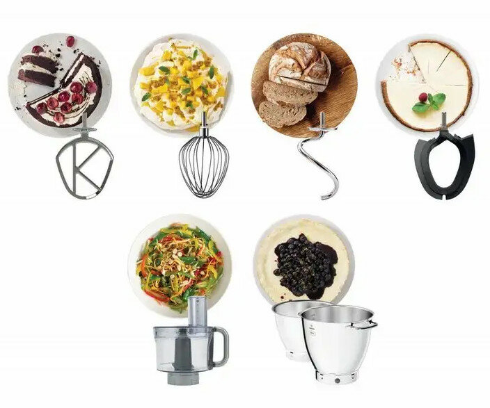 Asortyment produktów spożywczych i przystawek do miksera ułożonych na białych talerzach, na białej powierzchni.