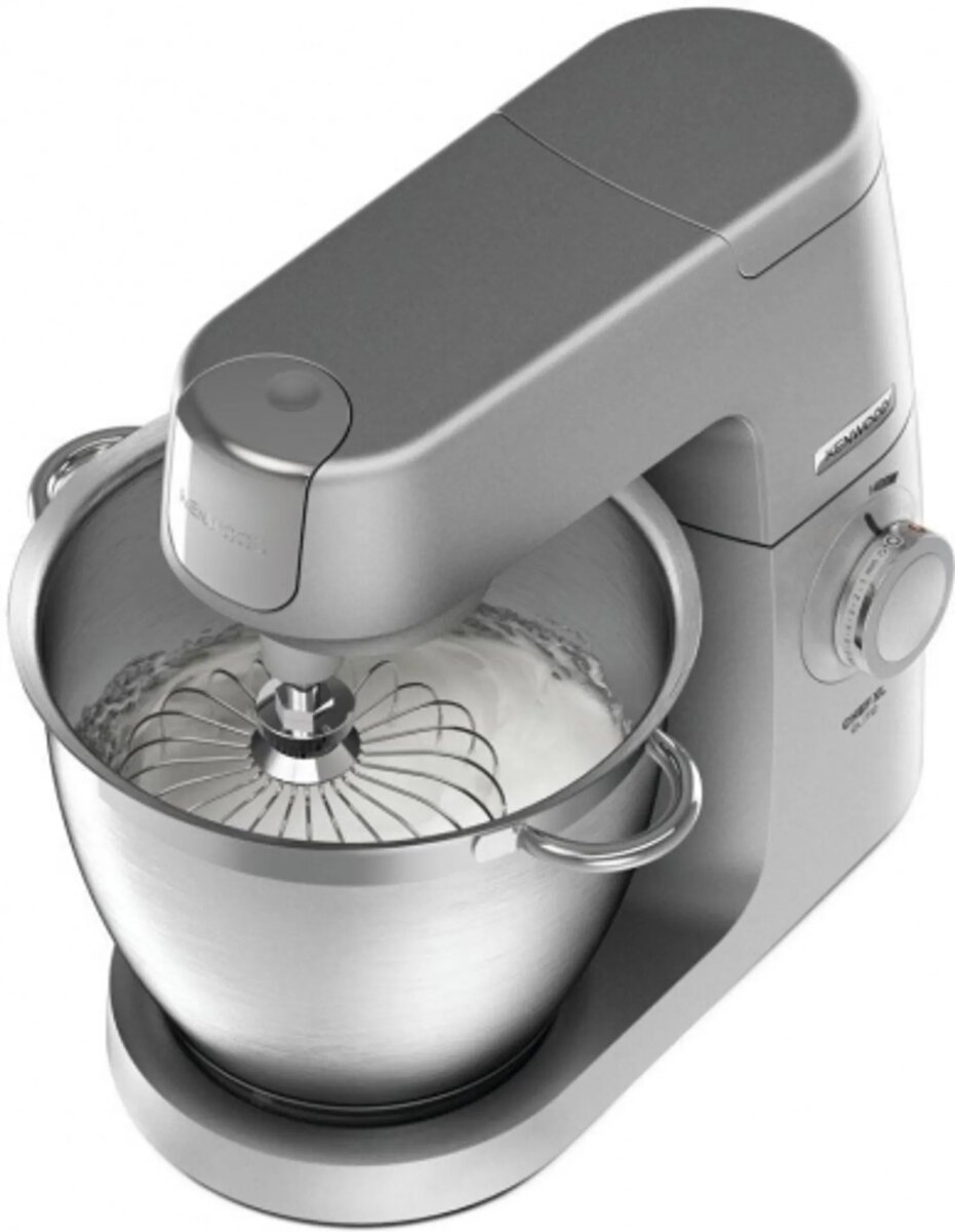 Srebrny mikser stojący z misą i trzepaczką, wewnątrz biała śmietana.