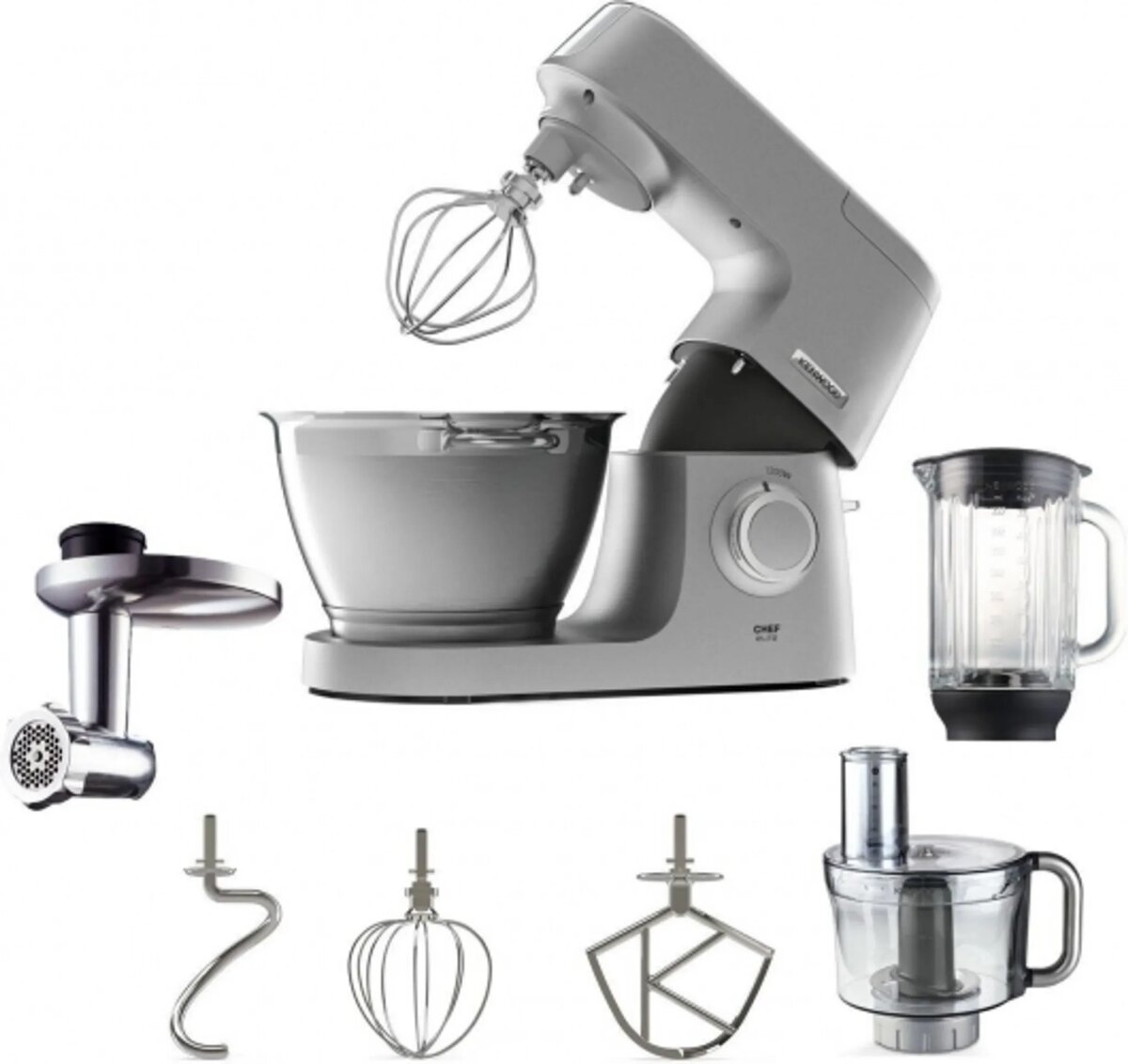 Srebrny mikser kuchenny z przystawkami. Zawiera misę, młynek, blender i różne narzędzia. Białe tło.