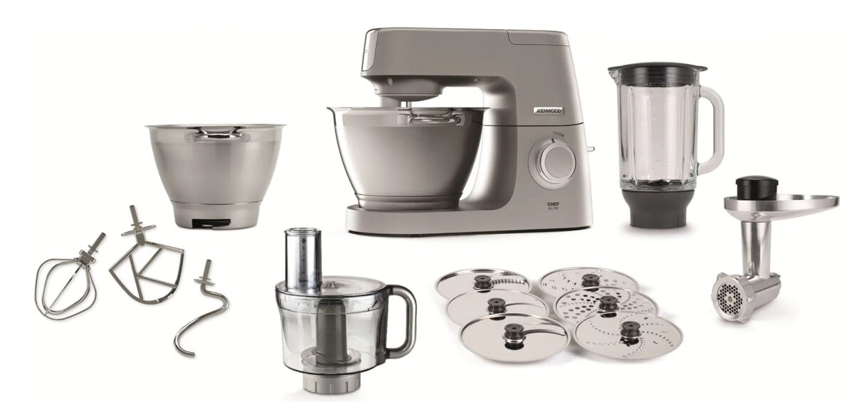 Zestaw urządzeń kuchennych z mikserem, blenderem, robotem kuchennym i różnymi przystawkami.