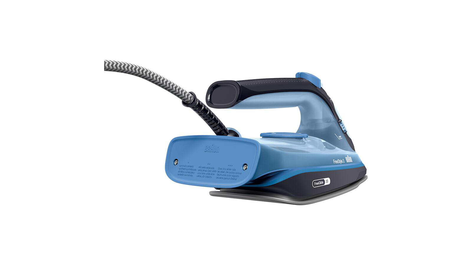 Blaues und schwarzes Braun-Bügeleisen mit grauem Kabel auf weißem Hintergrund.
