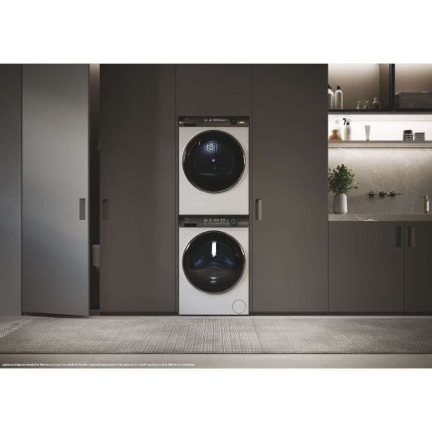 Lave-linge et sèche-linge blancs empilés dans une buanderie moderne avec des armoires grises.