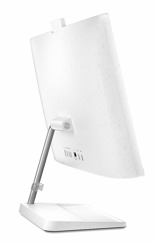 Biały ekran komputera, widok z tyłu. Srebrny stojak na białej podstawie. Białe tło.