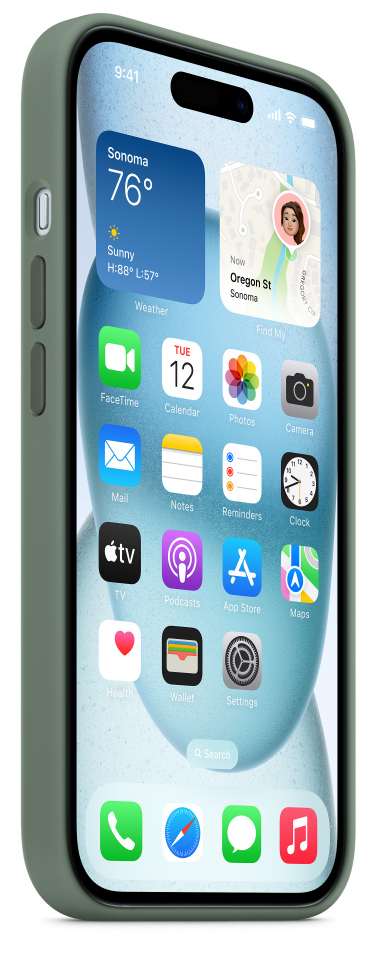 iPhone az asztalon. Zöld tok, időjárás alkalmazás a képernyőn. Épületek és égbolt a háttérben.